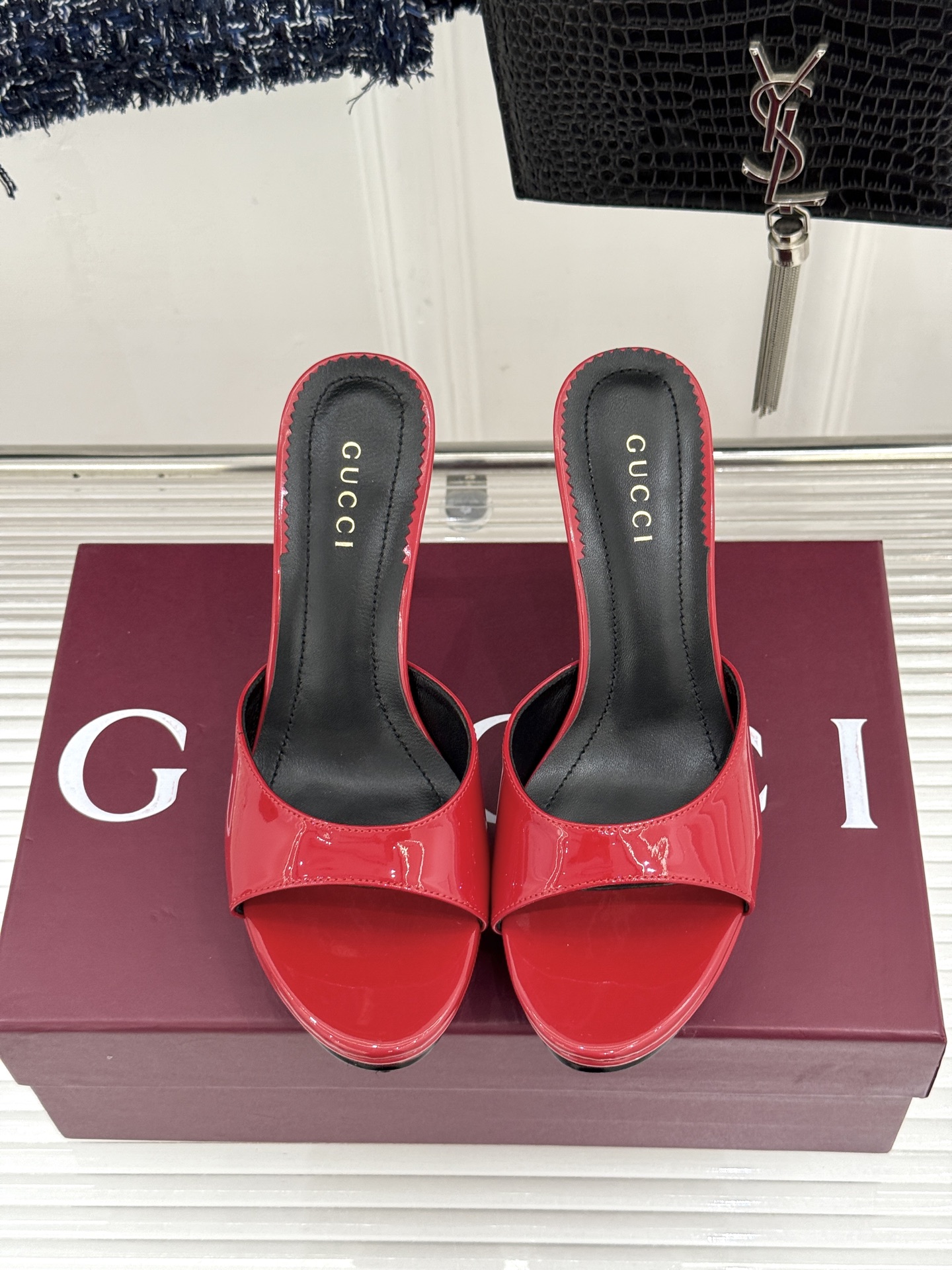Gucci/古驰26WF新品马衔扣 鱼嘴防水台细跟高跟拖鞋 演绎复古奢华与现代气场的融合之作。 标志性金属马衔扣点缀鱼嘴