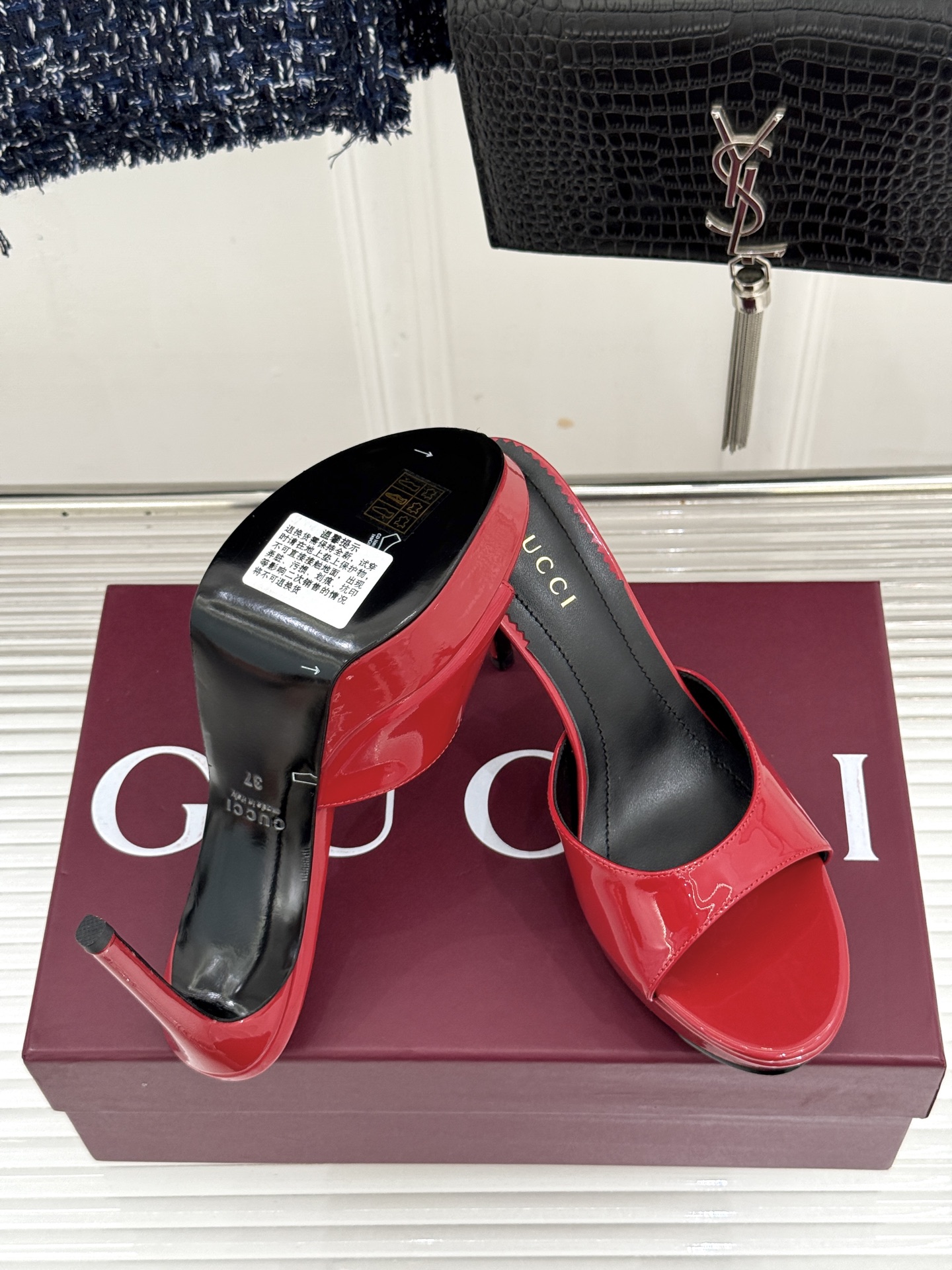 Gucci/古驰26WF新品马衔扣 鱼嘴防水台细跟高跟拖鞋 演绎复古奢华与现代气场的融合之作。 标志性金属马衔扣点缀鱼嘴
