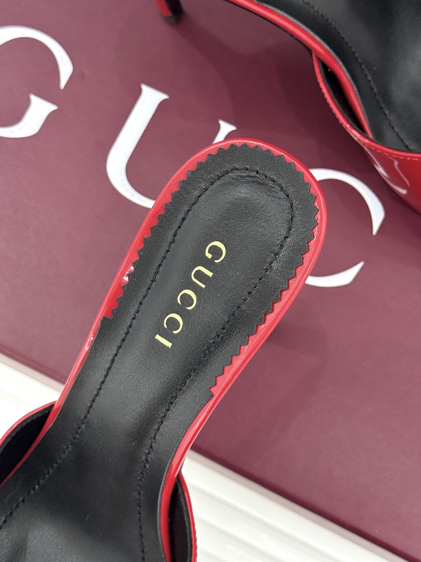Gucci/古驰26WF新品马衔扣 鱼嘴防水台细跟高跟拖鞋 演绎复古奢华与现代气场的融合之作。 标志性金属马衔扣点缀鱼嘴