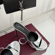 Gucci/古驰26WF新品马衔扣 鱼嘴防水台细跟高跟拖鞋 演绎复古奢华与现代气场的融合之作。 标志性金属马衔扣点缀鱼嘴 Gucci/古驰26WF新品马衔扣 鱼嘴防水台细跟高跟拖鞋 演绎复古奢华与现代气场的融合之作。 标志性金属马衔扣点缀鱼嘴