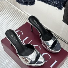 Gucci/古驰26WF新品马衔扣 鱼嘴防水台细跟高跟拖鞋 演绎复古奢华与现代气场的融合之作。 标志性金属马衔扣点缀鱼嘴 Gucci/古驰26WF新品马衔扣 鱼嘴防水台细跟高跟拖鞋 演绎复古奢华与现代气场的融合之作。 标志性金属马衔扣点缀鱼嘴