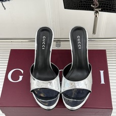 Gucci/古驰26WF新品马衔扣 鱼嘴防水台细跟高跟拖鞋 演绎复古奢华与现代气场的融合之作。 标志性金属马衔扣点缀鱼嘴 Gucci/古驰26WF新品马衔扣 鱼嘴防水台细跟高跟拖鞋 演绎复古奢华与现代气场的融合之作。 标志性金属马衔扣点缀鱼嘴