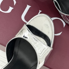 Gucci/古驰26WF新品马衔扣 鱼嘴防水台细跟高跟拖鞋 演绎复古奢华与现代气场的融合之作。 标志性金属马衔扣点缀鱼嘴 Gucci/古驰26WF新品马衔扣 鱼嘴防水台细跟高跟拖鞋 演绎复古奢华与现代气场的融合之作。 标志性金属马衔扣点缀鱼嘴