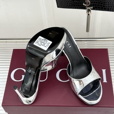Gucci/古驰26WF新品马衔扣 鱼嘴防水台细跟高跟拖鞋 演绎复古奢华与现代气场的融合之作。 标志性金属马衔扣点缀鱼嘴 Gucci/古驰26WF新品马衔扣 鱼嘴防水台细跟高跟拖鞋 演绎复古奢华与现代气场的融合之作。 标志性金属马衔扣点缀鱼嘴