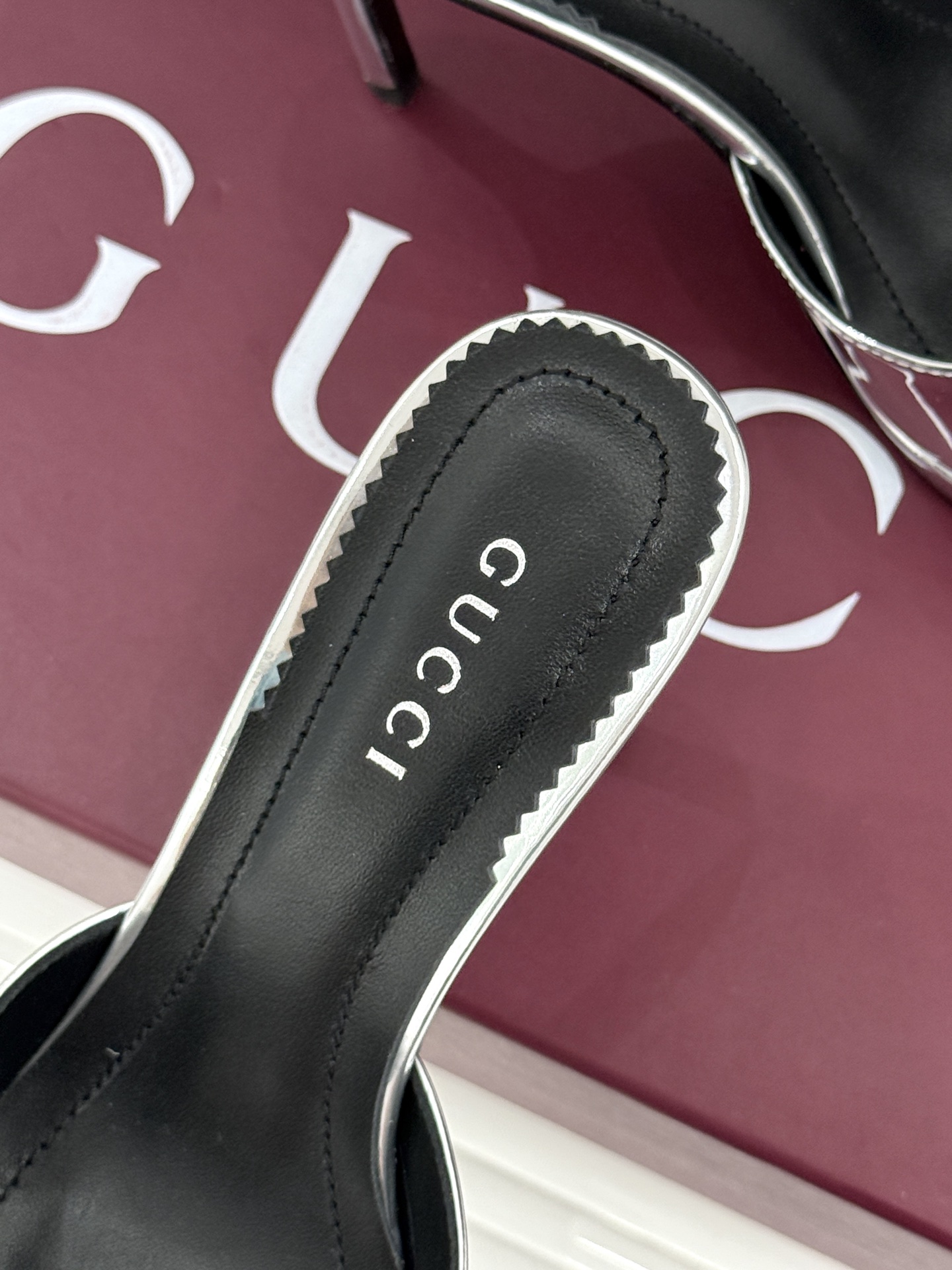 Gucci/古驰26WF新品马衔扣 鱼嘴防水台细跟高跟拖鞋 演绎复古奢华与现代气场的融合之作。 标志性金属马衔扣点缀鱼嘴 Gucci/古驰26WF新品马衔扣 鱼嘴防水台细跟高跟拖鞋 演绎复古奢华与现代气场的融合之作。 标志性金属马衔扣点缀鱼嘴