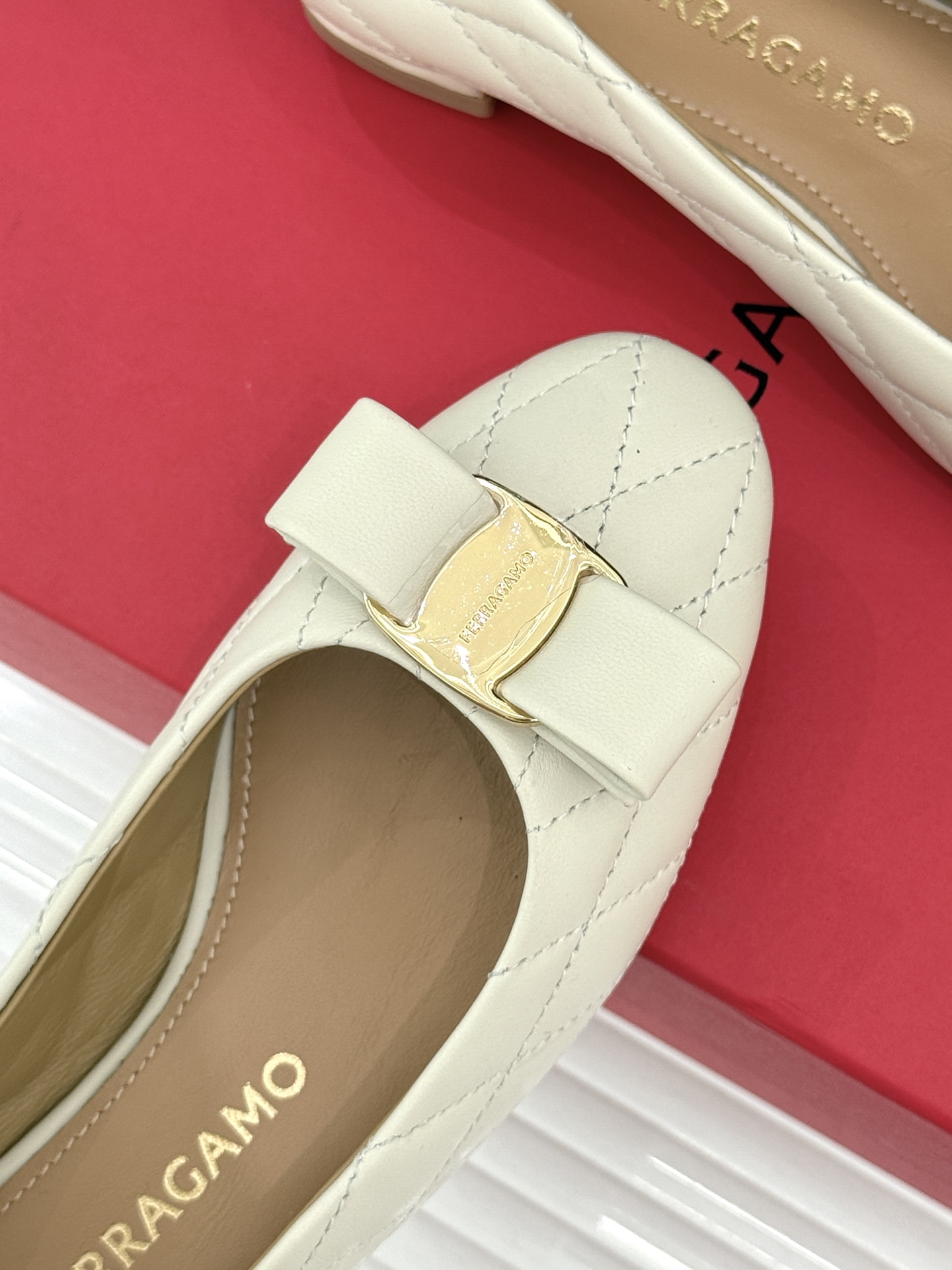 Ferragamo/菲拉格慕26WF新品 格纹蝴蝶结粗跟粗跟单鞋 蝴蝶结缀着格纹肌理 粗跟撑起优雅气场 粒面牛皮细腻有质