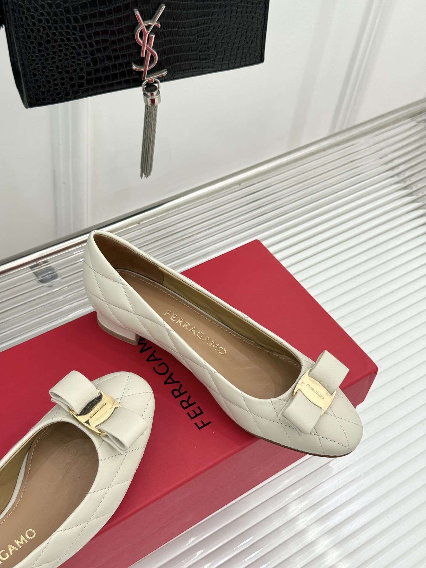 Ferragamo/菲拉格慕26WF新品 格纹蝴蝶结粗跟粗跟单鞋 蝴蝶结缀着格纹肌理 粗跟撑起优雅气场 粒面牛皮细腻有质