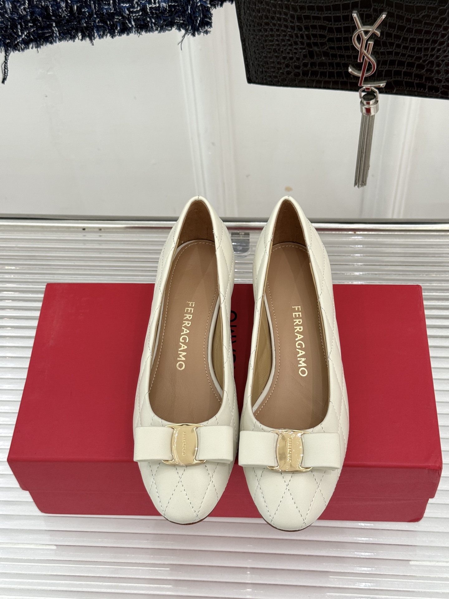 Ferragamo/菲拉格慕26WF新品 格纹蝴蝶结粗跟粗跟单鞋 蝴蝶结缀着格纹肌理 粗跟撑起优雅气场 粒面牛皮细腻有质