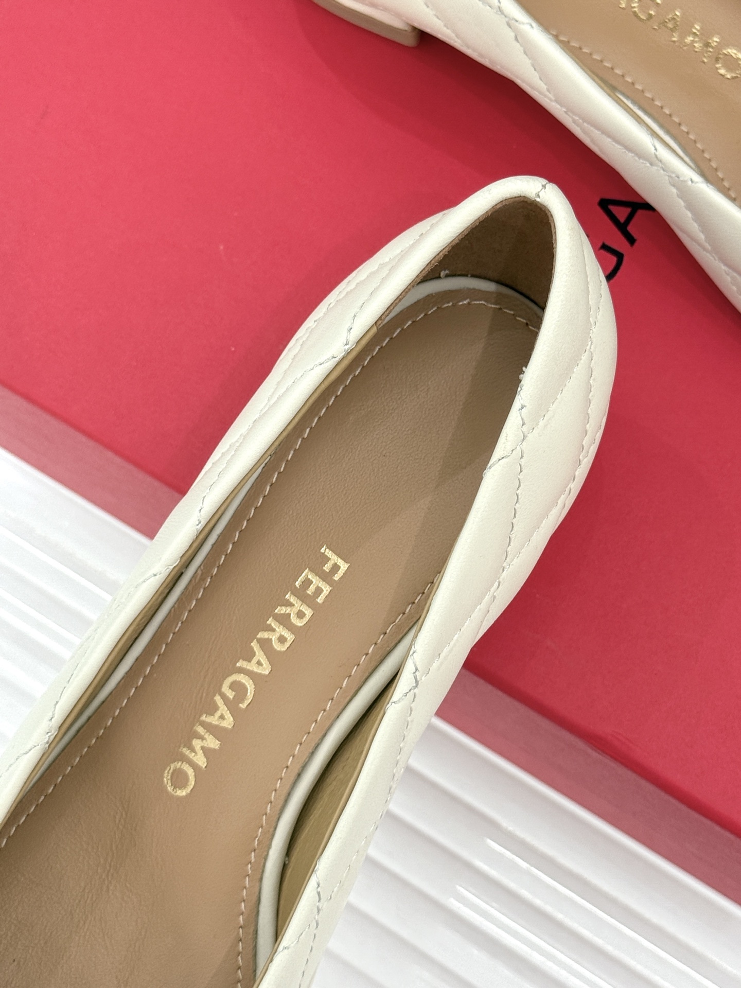 Ferragamo/菲拉格慕26WF新品 格纹蝴蝶结粗跟粗跟单鞋 蝴蝶结缀着格纹肌理 粗跟撑起优雅气场 粒面牛皮细腻有质