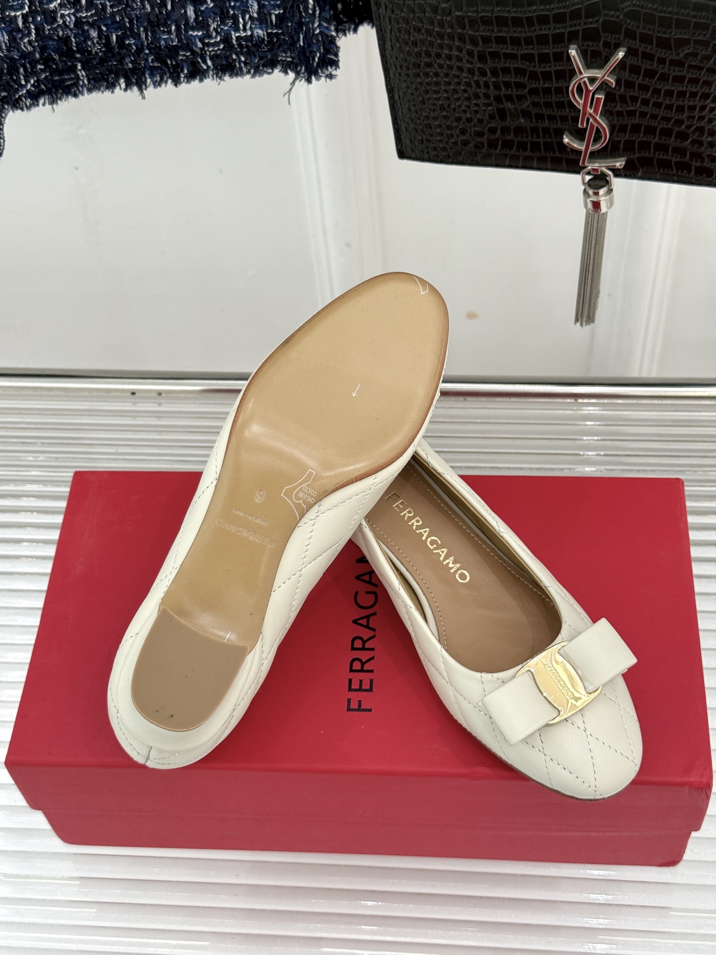 Ferragamo/菲拉格慕26WF新品 格纹蝴蝶结粗跟粗跟单鞋 蝴蝶结缀着格纹肌理 粗跟撑起优雅气场 粒面牛皮细腻有质