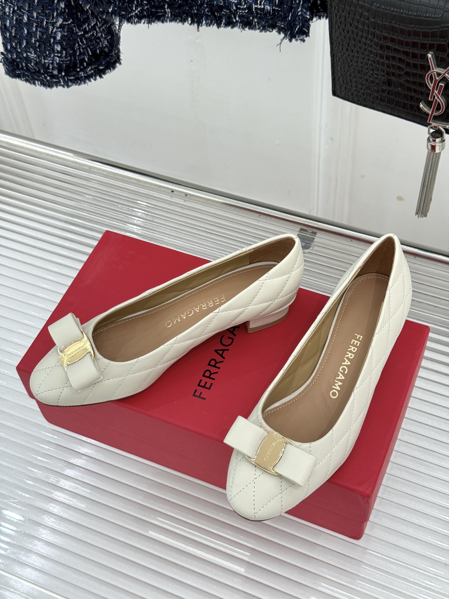 Ferragamo/菲拉格慕26WF新品 格纹蝴蝶结粗跟粗跟单鞋 蝴蝶结缀着格纹肌理 粗跟撑起优雅气场 粒面牛皮细腻有质