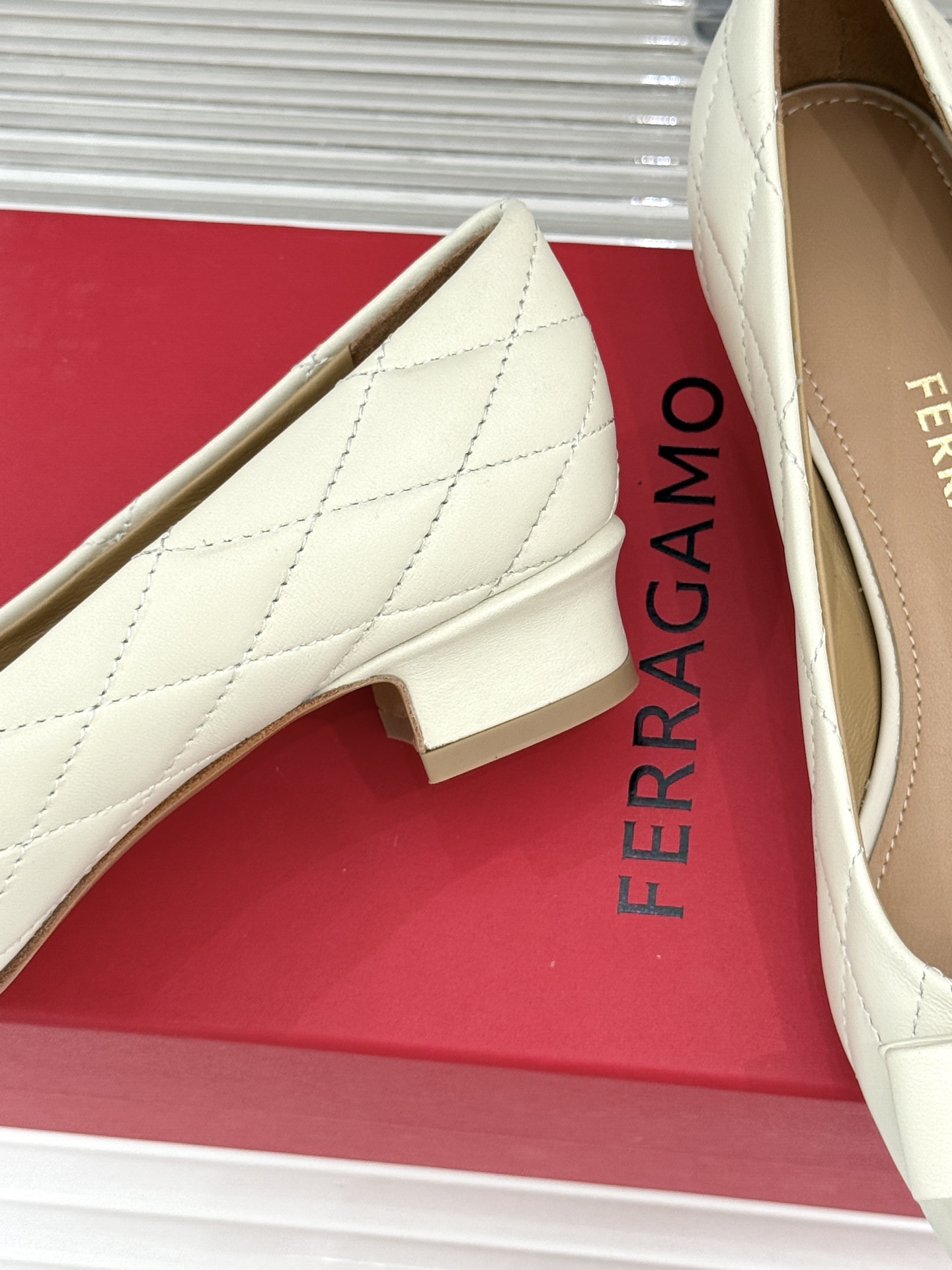 Ferragamo/菲拉格慕26WF新品 格纹蝴蝶结粗跟粗跟单鞋 蝴蝶结缀着格纹肌理 粗跟撑起优雅气场 粒面牛皮细腻有质