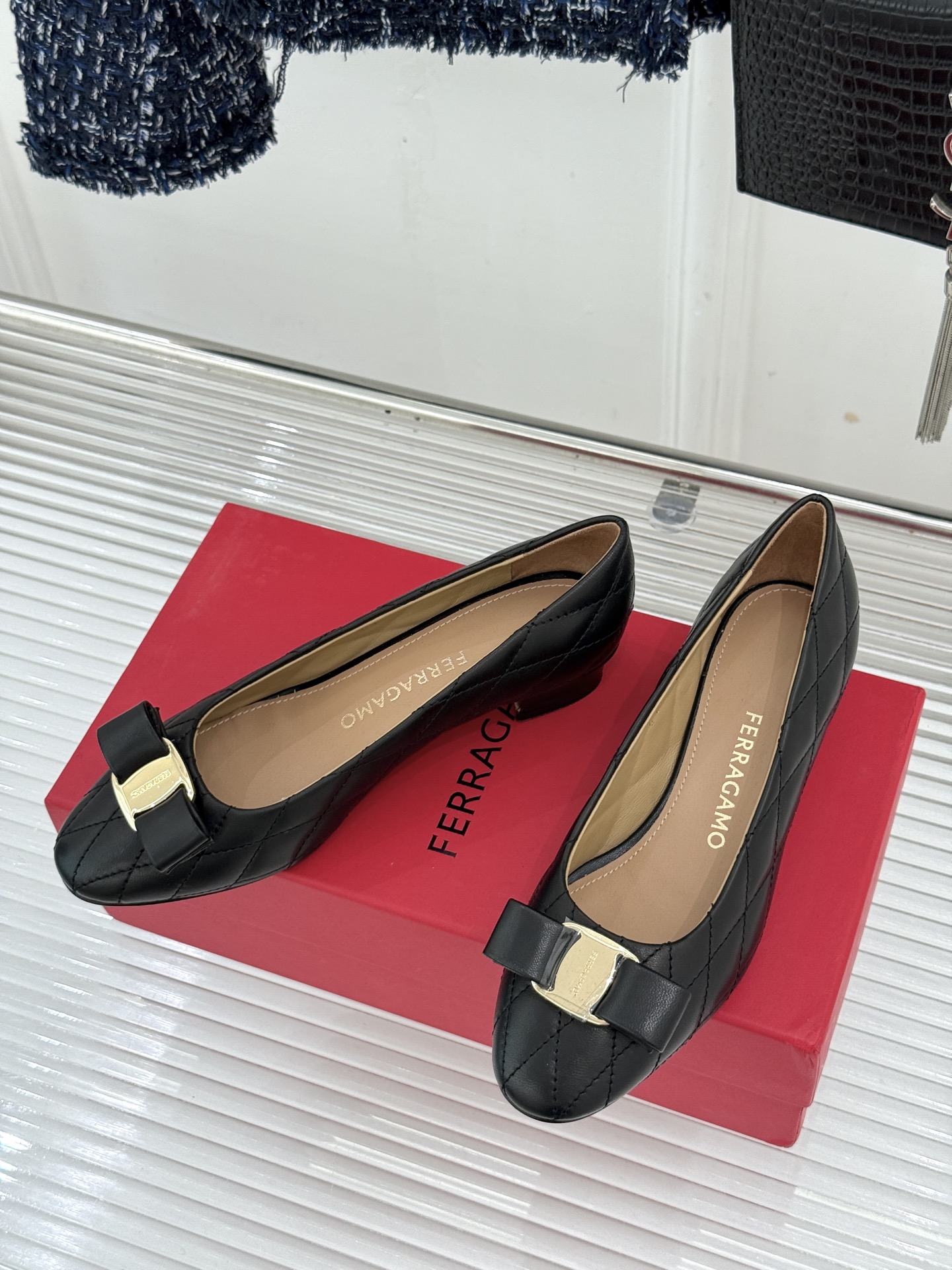 Ferragamo/菲拉格慕26WF新品 格纹蝴蝶结粗跟粗跟单鞋 蝴蝶结缀着格纹肌理 粗跟撑起优雅气场 粒面牛皮细腻有质