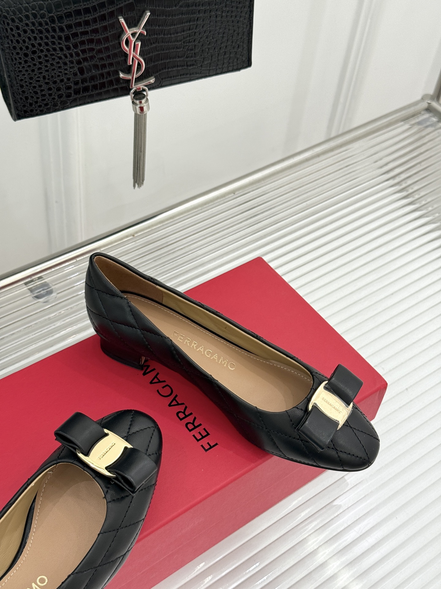 Ferragamo/菲拉格慕26WF新品 格纹蝴蝶结粗跟粗跟单鞋 蝴蝶结缀着格纹肌理 粗跟撑起优雅气场 粒面牛皮细腻有质