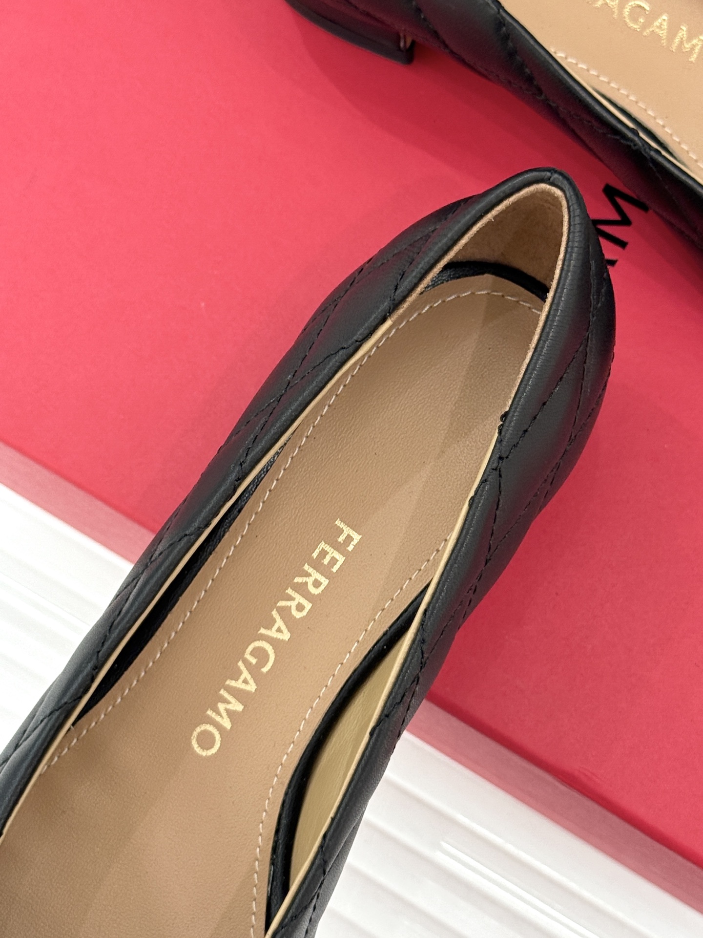 Ferragamo/菲拉格慕26WF新品 格纹蝴蝶结粗跟粗跟单鞋 蝴蝶结缀着格纹肌理 粗跟撑起优雅气场 粒面牛皮细腻有质