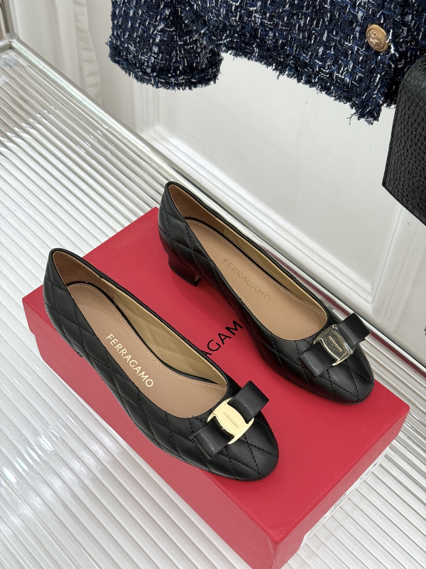 Ferragamo/菲拉格慕26WF新品 格纹蝴蝶结粗跟粗跟单鞋 蝴蝶结缀着格纹肌理 粗跟撑起优雅气场 粒面牛皮细腻有质