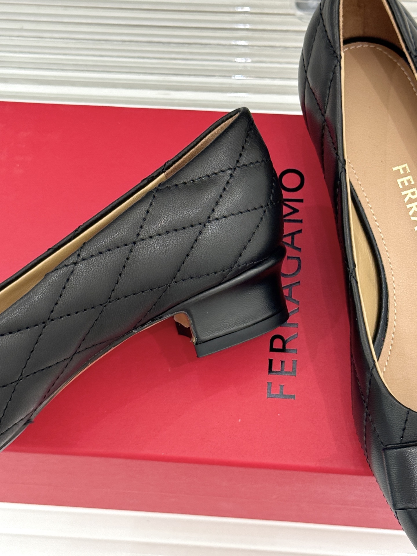 Ferragamo/菲拉格慕26WF新品 格纹蝴蝶结粗跟粗跟单鞋 蝴蝶结缀着格纹肌理 粗跟撑起优雅气场 粒面牛皮细腻有质