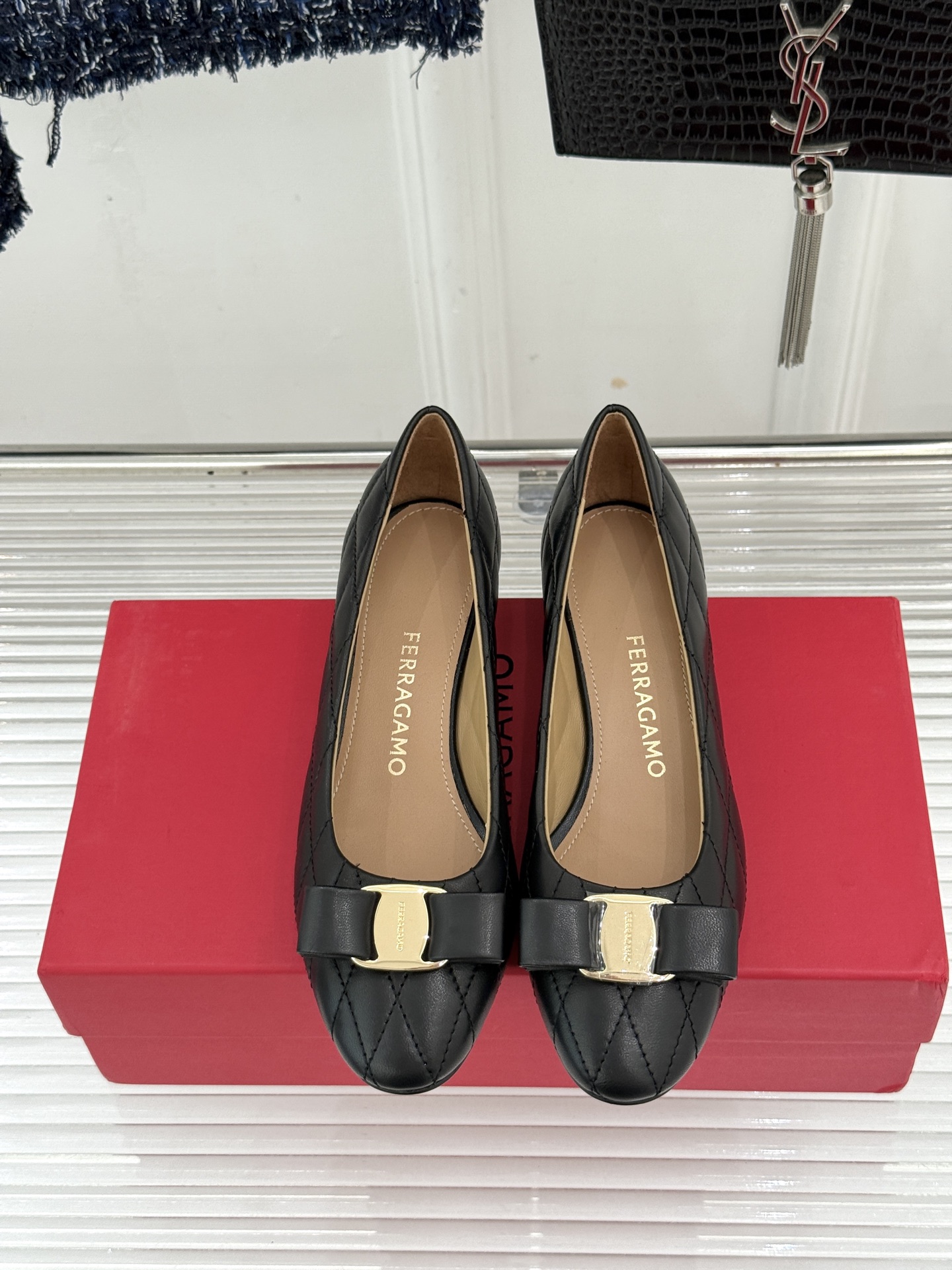 Ferragamo/菲拉格慕26WF新品 格纹蝴蝶结粗跟粗跟单鞋 蝴蝶结缀着格纹肌理 粗跟撑起优雅气场 粒面牛皮细腻有质