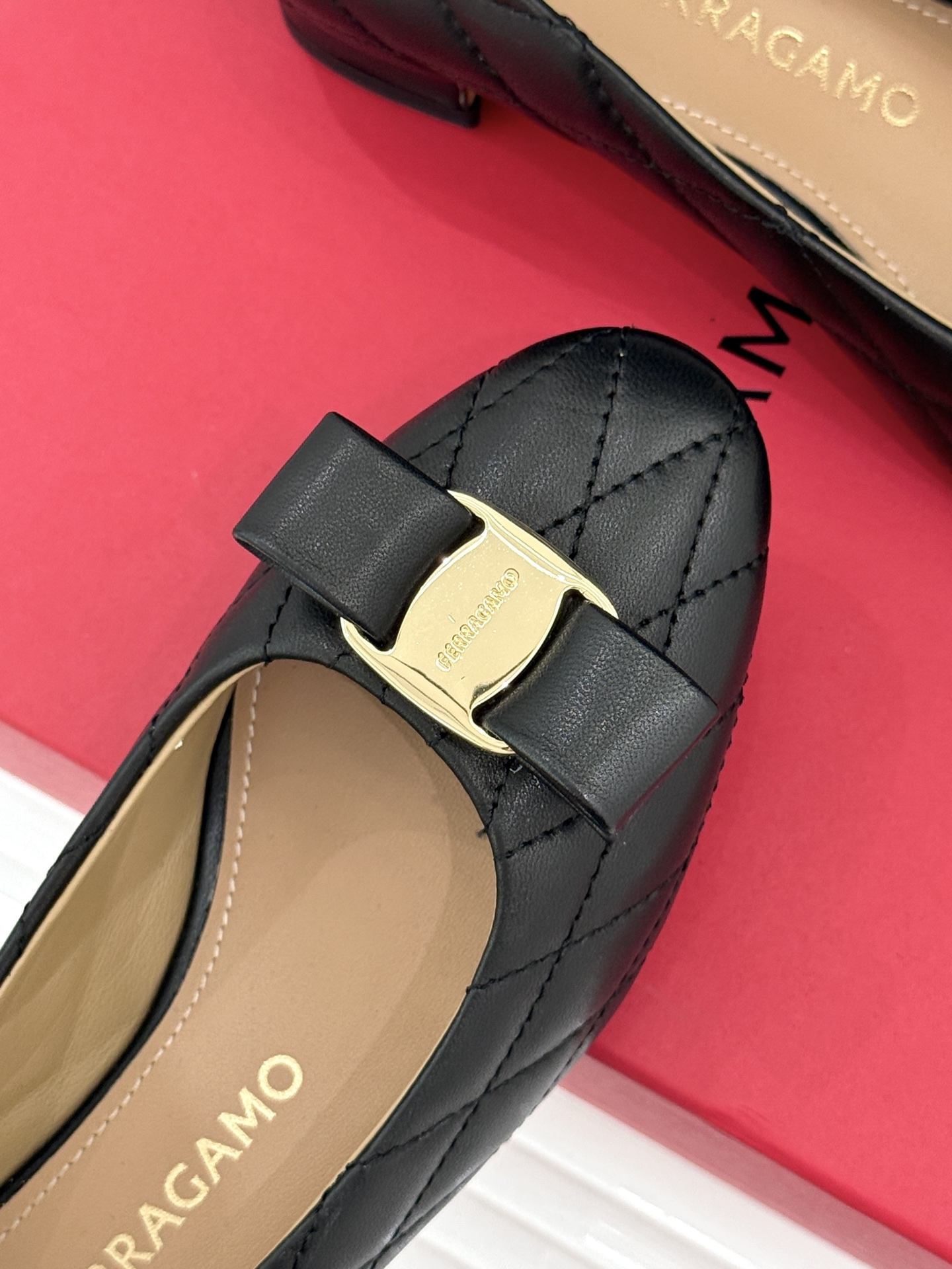 Ferragamo/菲拉格慕26WF新品 格纹蝴蝶结粗跟粗跟单鞋 蝴蝶结缀着格纹肌理 粗跟撑起优雅气场 粒面牛皮细腻有质