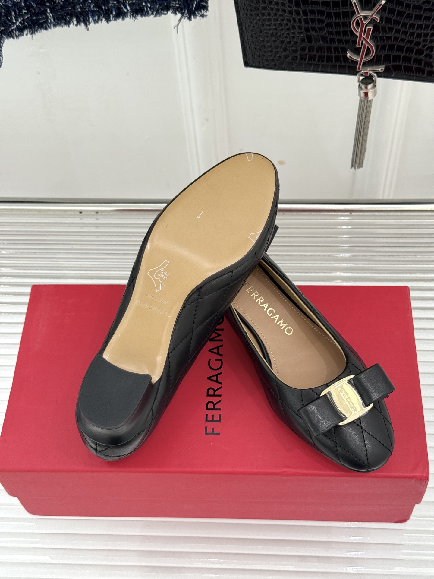 Ferragamo/菲拉格慕26WF新品 格纹蝴蝶结粗跟粗跟单鞋 蝴蝶结缀着格纹肌理 粗跟撑起优雅气场 粒面牛皮细腻有质