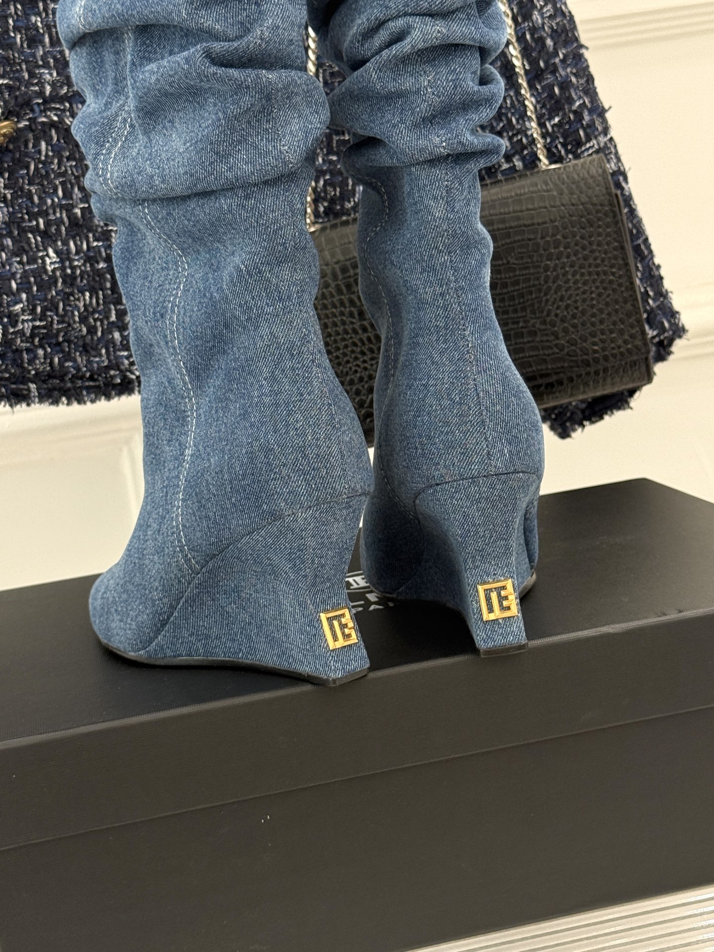 Balmain｜巴尔曼26WF新品 褶皱坡跟堆堆长靴 护腿堆褶随性垂落 尖头剪裁利落显腿修长 小牛皮肌理细腻高级 坡跟稳