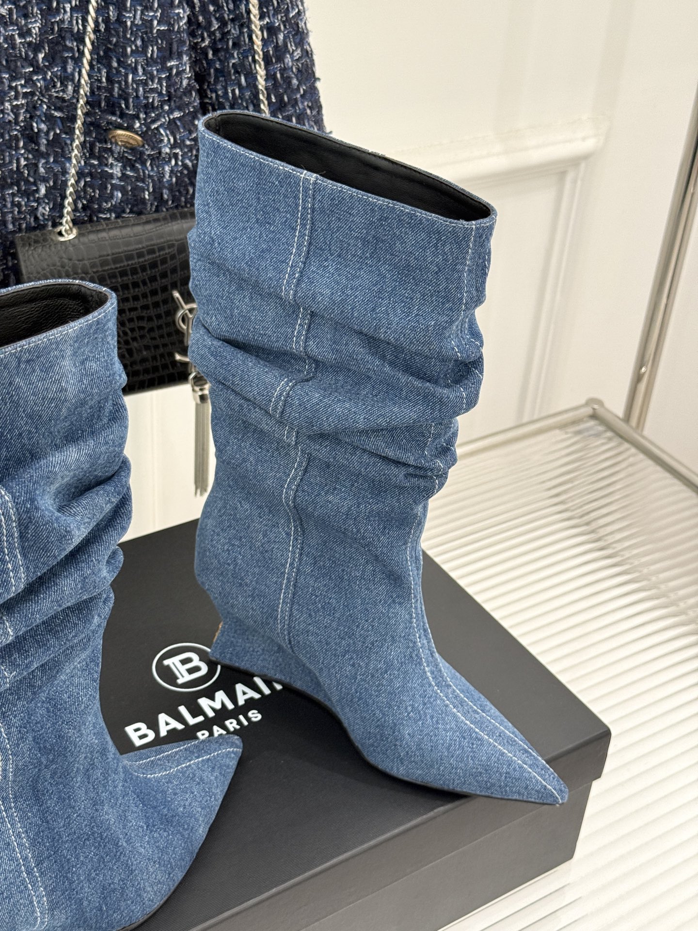 Balmain｜巴尔曼26WF新品 褶皱坡跟堆堆长靴 护腿堆褶随性垂落 尖头剪裁利落显腿修长 小牛皮肌理细腻高级 坡跟稳