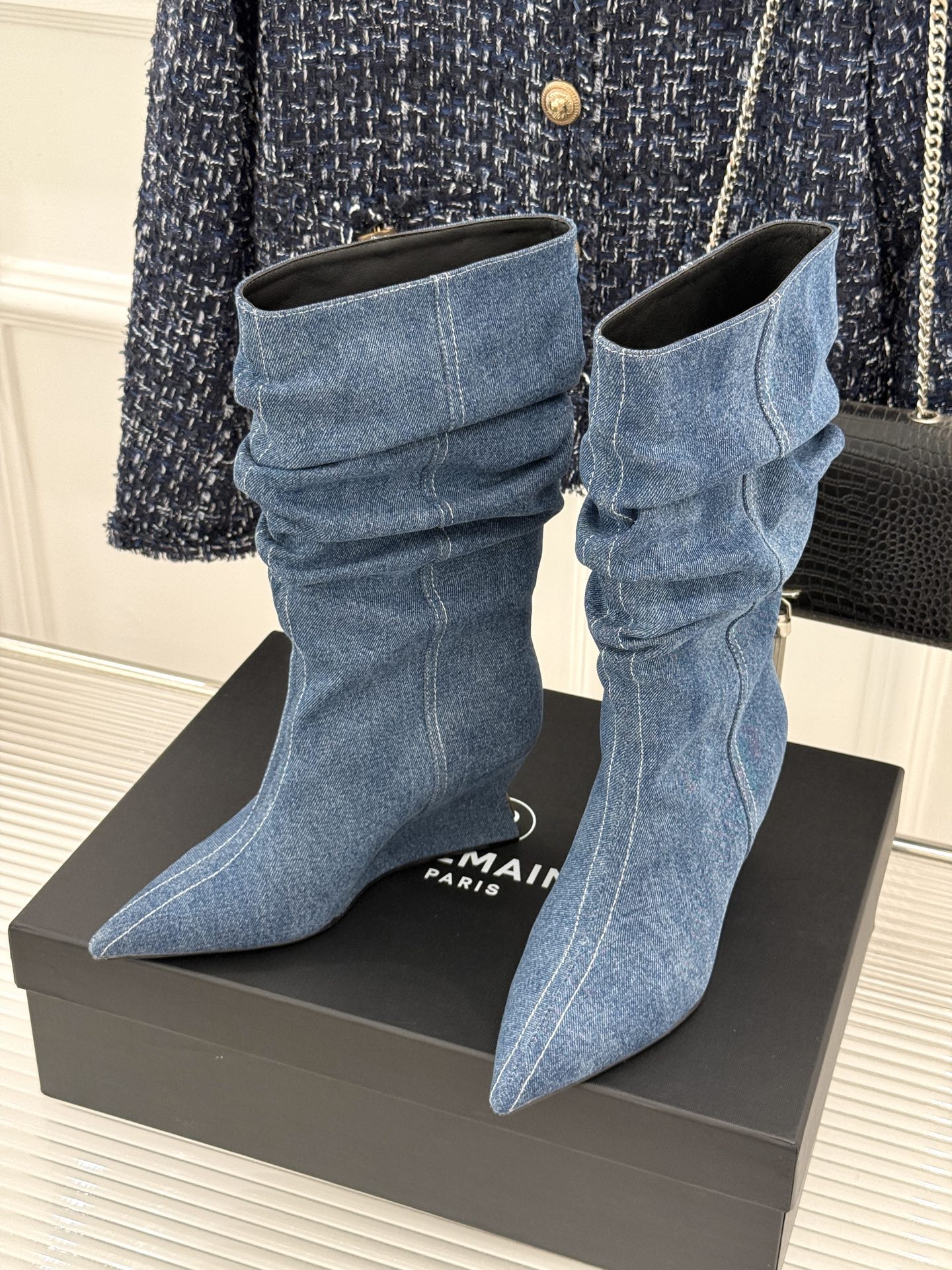 Balmain｜巴尔曼26WF新品 褶皱坡跟堆堆长靴 护腿堆褶随性垂落 尖头剪裁利落显腿修长 小牛皮肌理细腻高级 坡跟稳