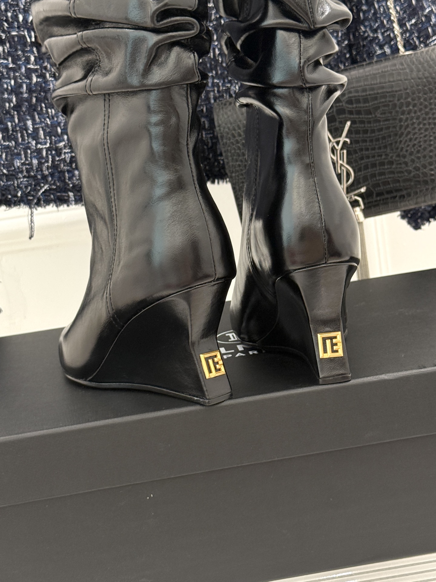 Balmain|巴尔曼26WF新品 褶皱坡跟堆堆长靴 护腿堆褶随性垂落 尖头剪裁利落显腿修长 小牛皮肌理细腻高级 坡跟稳 Balmain|巴尔曼26WF新品 褶皱坡跟堆堆长靴 护腿堆褶随性垂落 尖头剪裁利落显腿修长 小牛皮肌理细腻高级 坡跟稳