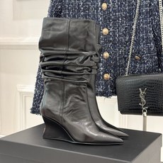 Balmain|巴尔曼26WF新品 褶皱坡跟堆堆长靴 护腿堆褶随性垂落 尖头剪裁利落显腿修长 小牛皮肌理细腻高级 坡跟稳 Balmain|巴尔曼26WF新品 褶皱坡跟堆堆长靴 护腿堆褶随性垂落 尖头剪裁利落显腿修长 小牛皮肌理细腻高级 坡跟稳