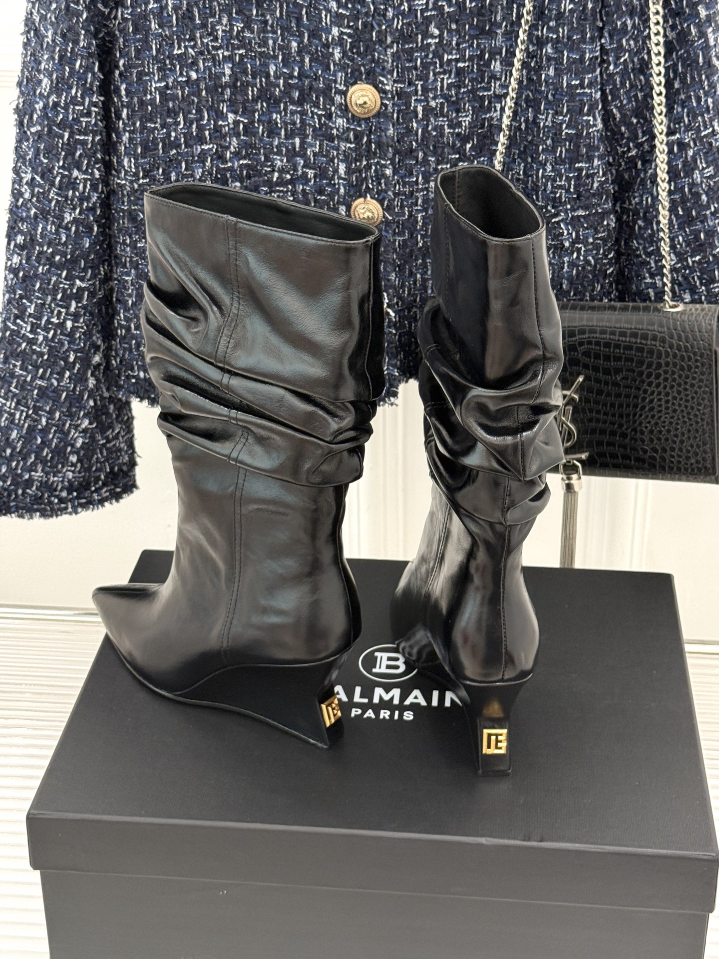 Balmain|巴尔曼26WF新品 褶皱坡跟堆堆长靴 护腿堆褶随性垂落 尖头剪裁利落显腿修长 小牛皮肌理细腻高级 坡跟稳 Balmain|巴尔曼26WF新品 褶皱坡跟堆堆长靴 护腿堆褶随性垂落 尖头剪裁利落显腿修长 小牛皮肌理细腻高级 坡跟稳