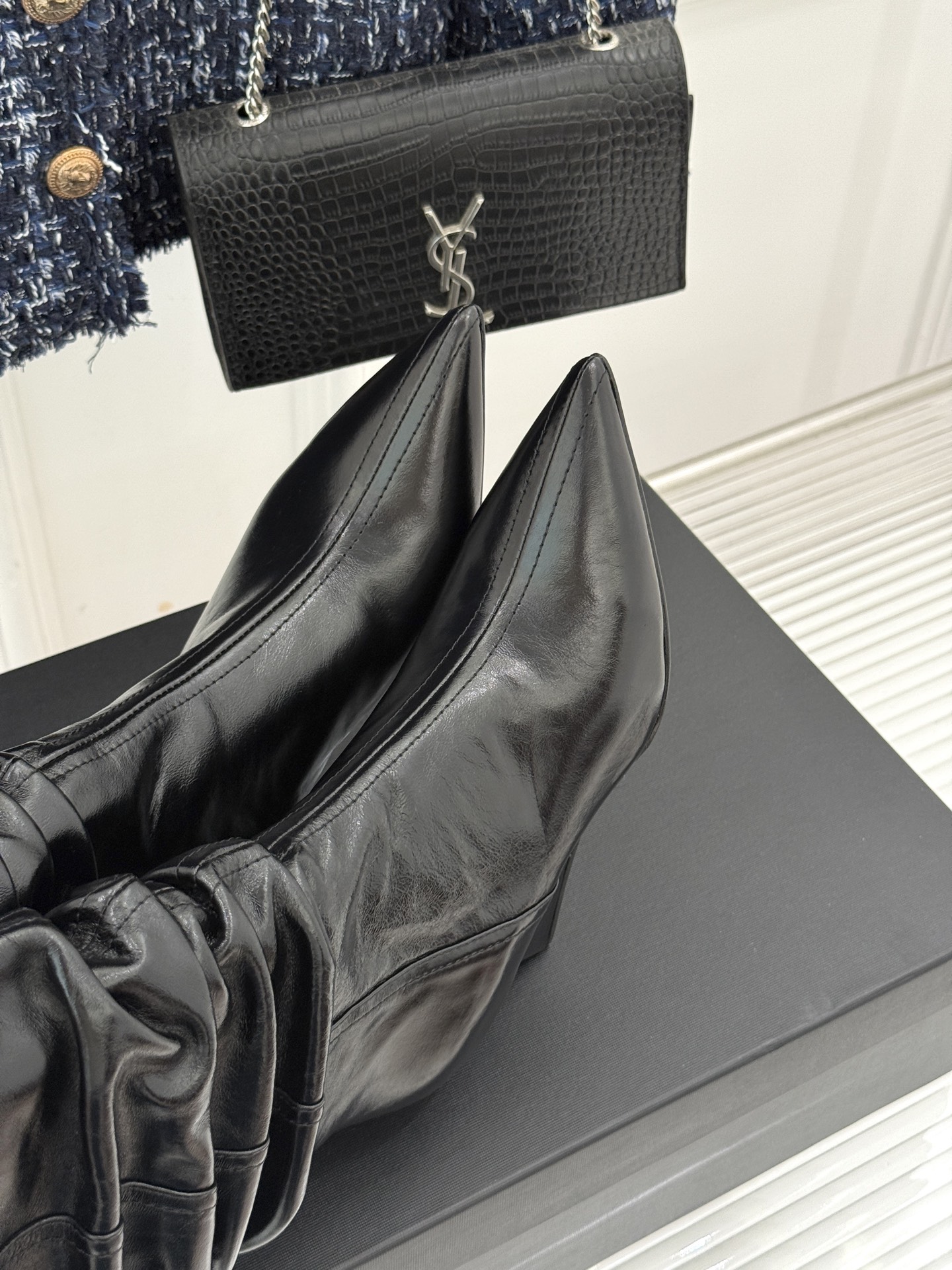 Balmain|巴尔曼26WF新品 褶皱坡跟堆堆长靴 护腿堆褶随性垂落 尖头剪裁利落显腿修长 小牛皮肌理细腻高级 坡跟稳 Balmain|巴尔曼26WF新品 褶皱坡跟堆堆长靴 护腿堆褶随性垂落 尖头剪裁利落显腿修长 小牛皮肌理细腻高级 坡跟稳
