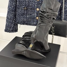 Balmain|巴尔曼26WF新品 褶皱坡跟堆堆长靴 护腿堆褶随性垂落 尖头剪裁利落显腿修长 小牛皮肌理细腻高级 坡跟稳 Balmain|巴尔曼26WF新品 褶皱坡跟堆堆长靴 护腿堆褶随性垂落 尖头剪裁利落显腿修长 小牛皮肌理细腻高级 坡跟稳