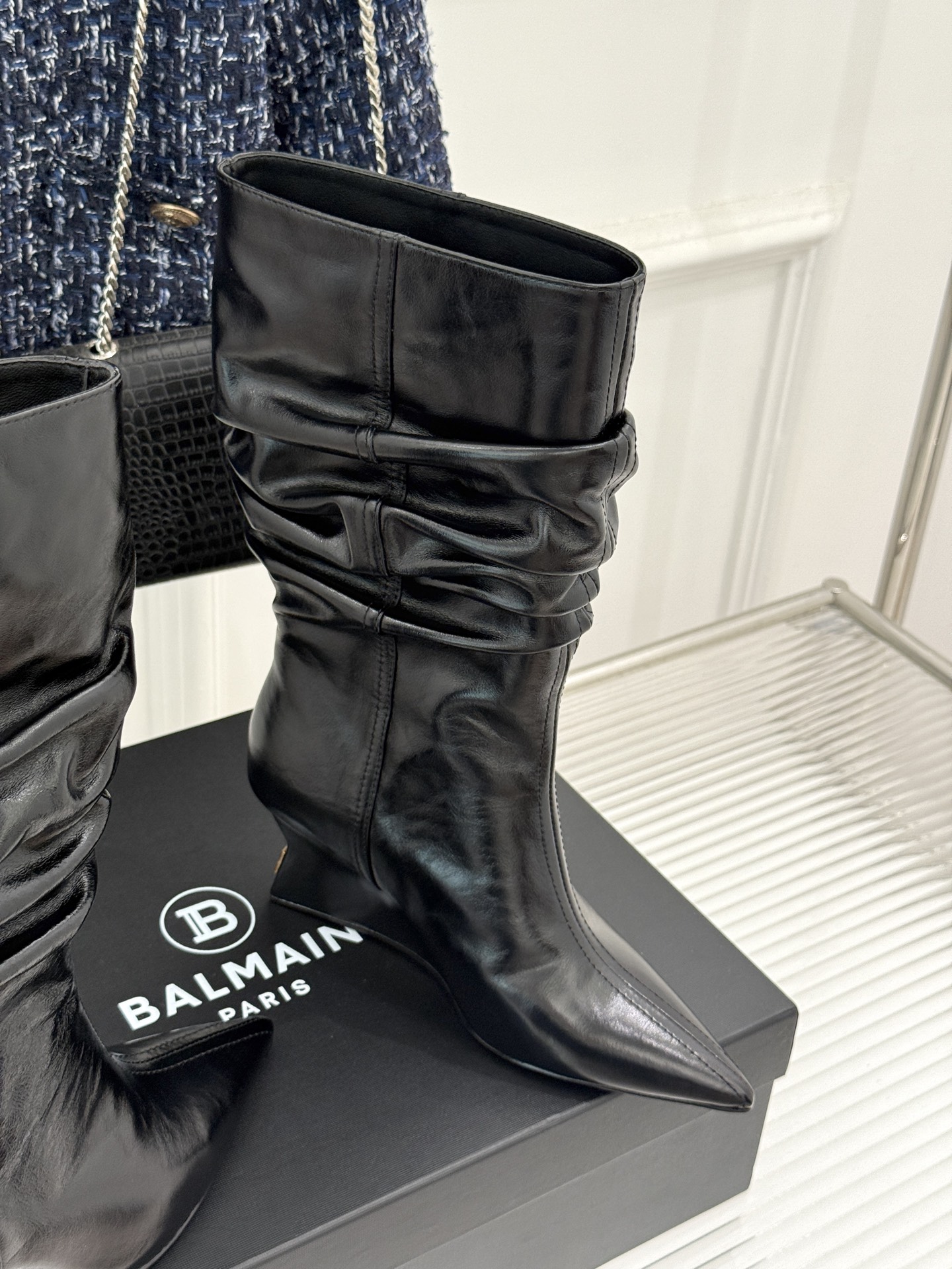Balmain|巴尔曼26WF新品 褶皱坡跟堆堆长靴 护腿堆褶随性垂落 尖头剪裁利落显腿修长 小牛皮肌理细腻高级 坡跟稳 Balmain|巴尔曼26WF新品 褶皱坡跟堆堆长靴 护腿堆褶随性垂落 尖头剪裁利落显腿修长 小牛皮肌理细腻高级 坡跟稳