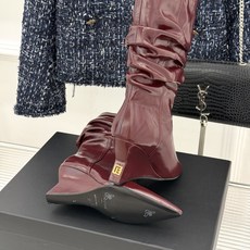 Balmain|巴尔曼26WF新品 褶皱坡跟堆堆长靴 护腿堆褶随性垂落 尖头剪裁利落显腿修长 小牛皮肌理细腻高级 坡跟稳 Balmain|巴尔曼26WF新品 褶皱坡跟堆堆长靴 护腿堆褶随性垂落 尖头剪裁利落显腿修长 小牛皮肌理细腻高级 坡跟稳