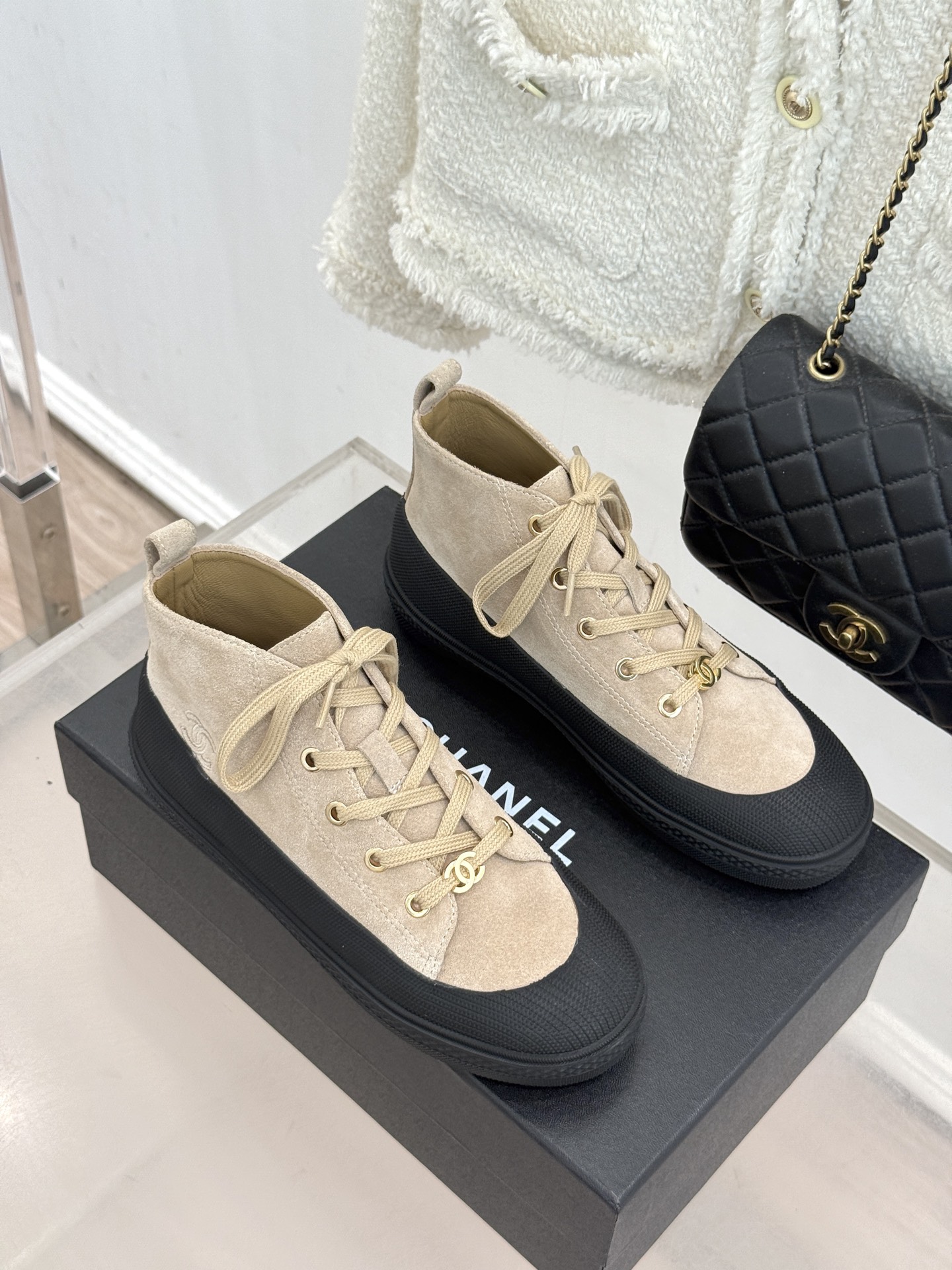 CHANE*|小香26B新品双C 松糕厚底高帮休闲鞋运动鞋 双C标识点缀鞋带 麂皮质感细腻高级 松糕厚底隐形拉长比例 上 CHANE*|小香26B新品双C 松糕厚底高帮休闲鞋运动鞋 双C标识点缀鞋带 麂皮质感细腻高级 松糕厚底隐形拉长比例 上