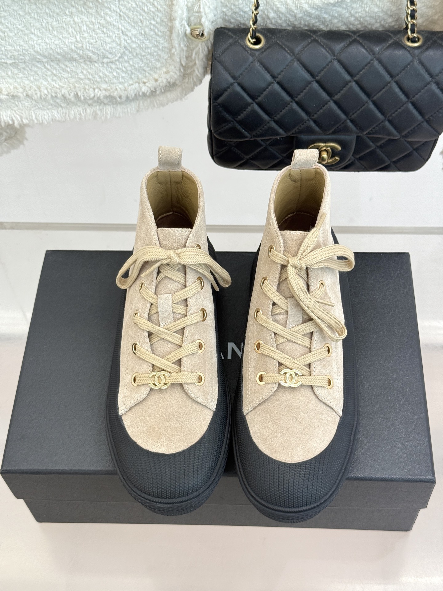 CHANE*|小香26B新品双C 松糕厚底高帮休闲鞋运动鞋 双C标识点缀鞋带 麂皮质感细腻高级 松糕厚底隐形拉长比例 上 CHANE*|小香26B新品双C 松糕厚底高帮休闲鞋运动鞋 双C标识点缀鞋带 麂皮质感细腻高级 松糕厚底隐形拉长比例 上
