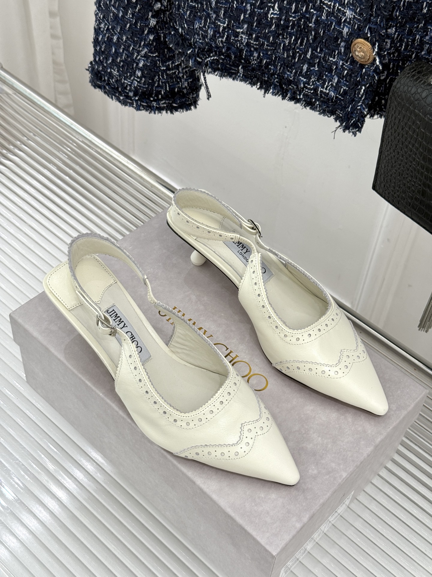 Jimmy Choo/吉米周26WF新品 雕花尖头猫跟凉鞋 雕花肌理揉进浪漫质感 尖头秒拉腿部线条 猫跟轻盈又好走 小羊