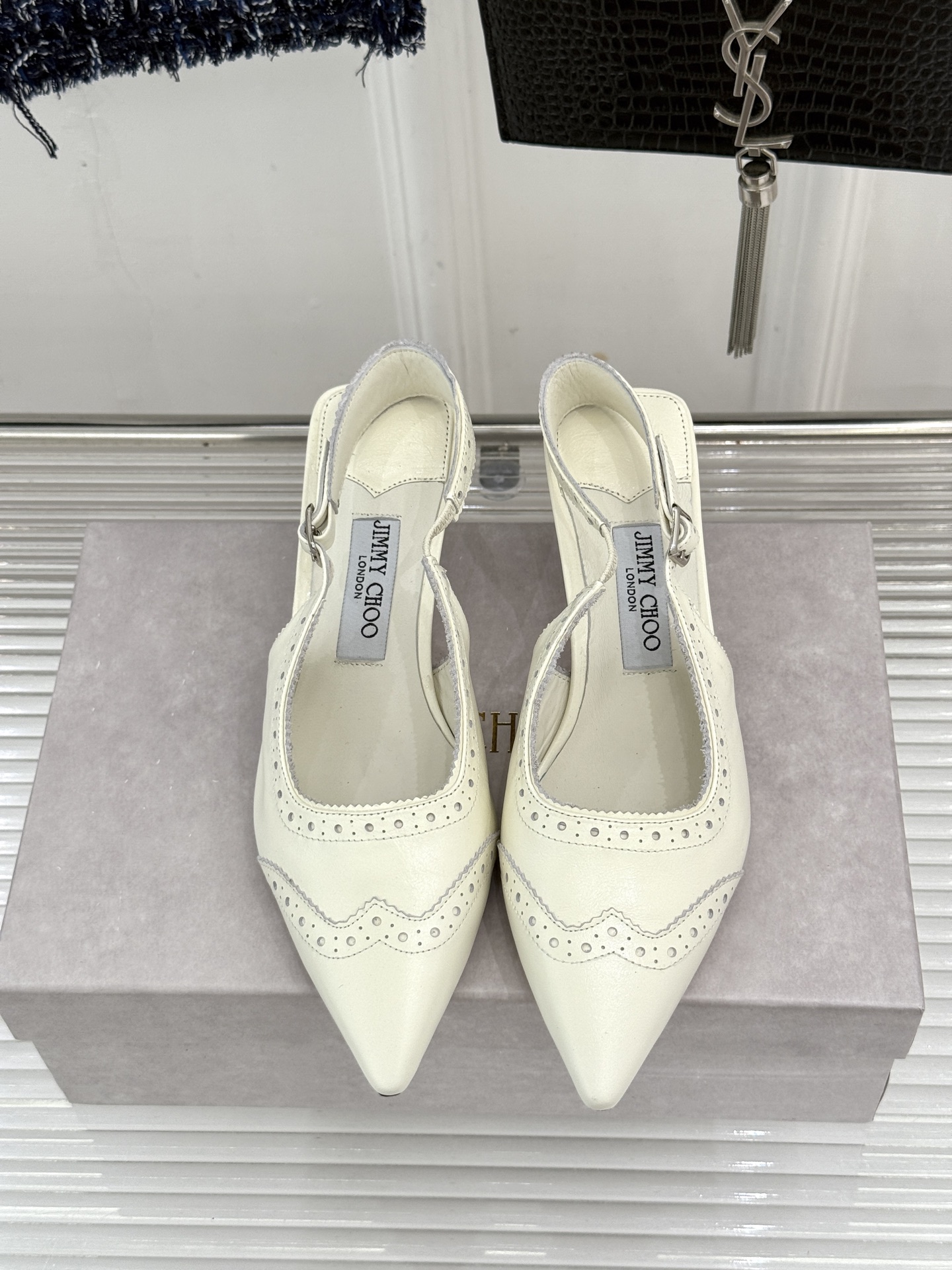 Jimmy Choo/吉米周26WF新品 雕花尖头猫跟凉鞋 雕花肌理揉进浪漫质感 尖头秒拉腿部线条 猫跟轻盈又好走 小羊