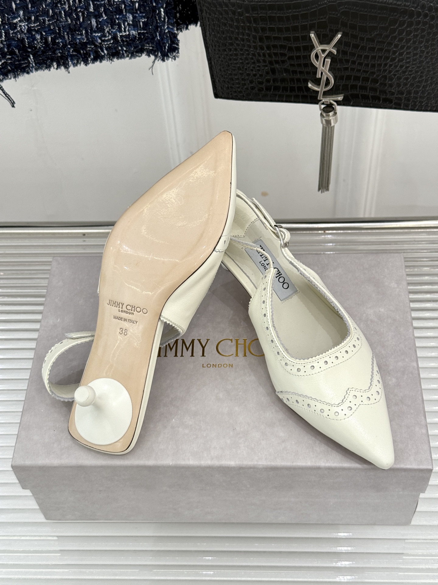 Jimmy Choo/吉米周26WF新品 雕花尖头猫跟凉鞋 雕花肌理揉进浪漫质感 尖头秒拉腿部线条 猫跟轻盈又好走 小羊