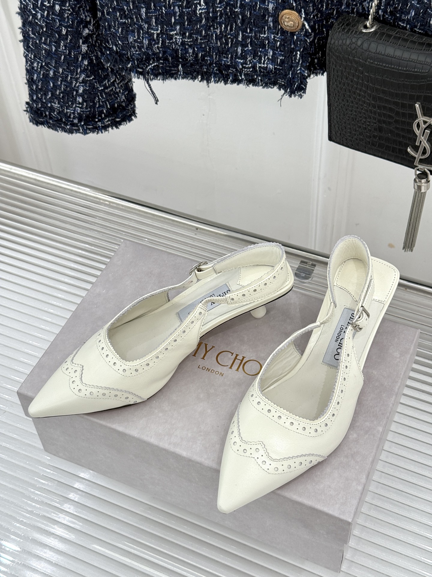 Jimmy Choo/吉米周26WF新品 雕花尖头猫跟凉鞋 雕花肌理揉进浪漫质感 尖头秒拉腿部线条 猫跟轻盈又好走 小羊
