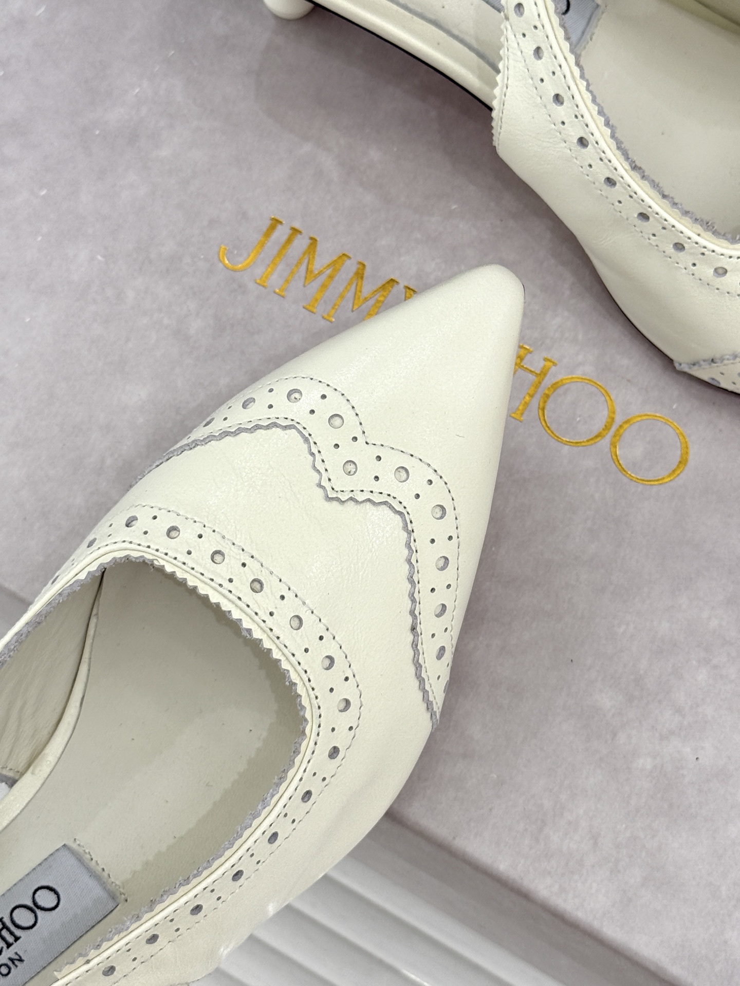 Jimmy Choo/吉米周26WF新品 雕花尖头猫跟凉鞋 雕花肌理揉进浪漫质感 尖头秒拉腿部线条 猫跟轻盈又好走 小羊
