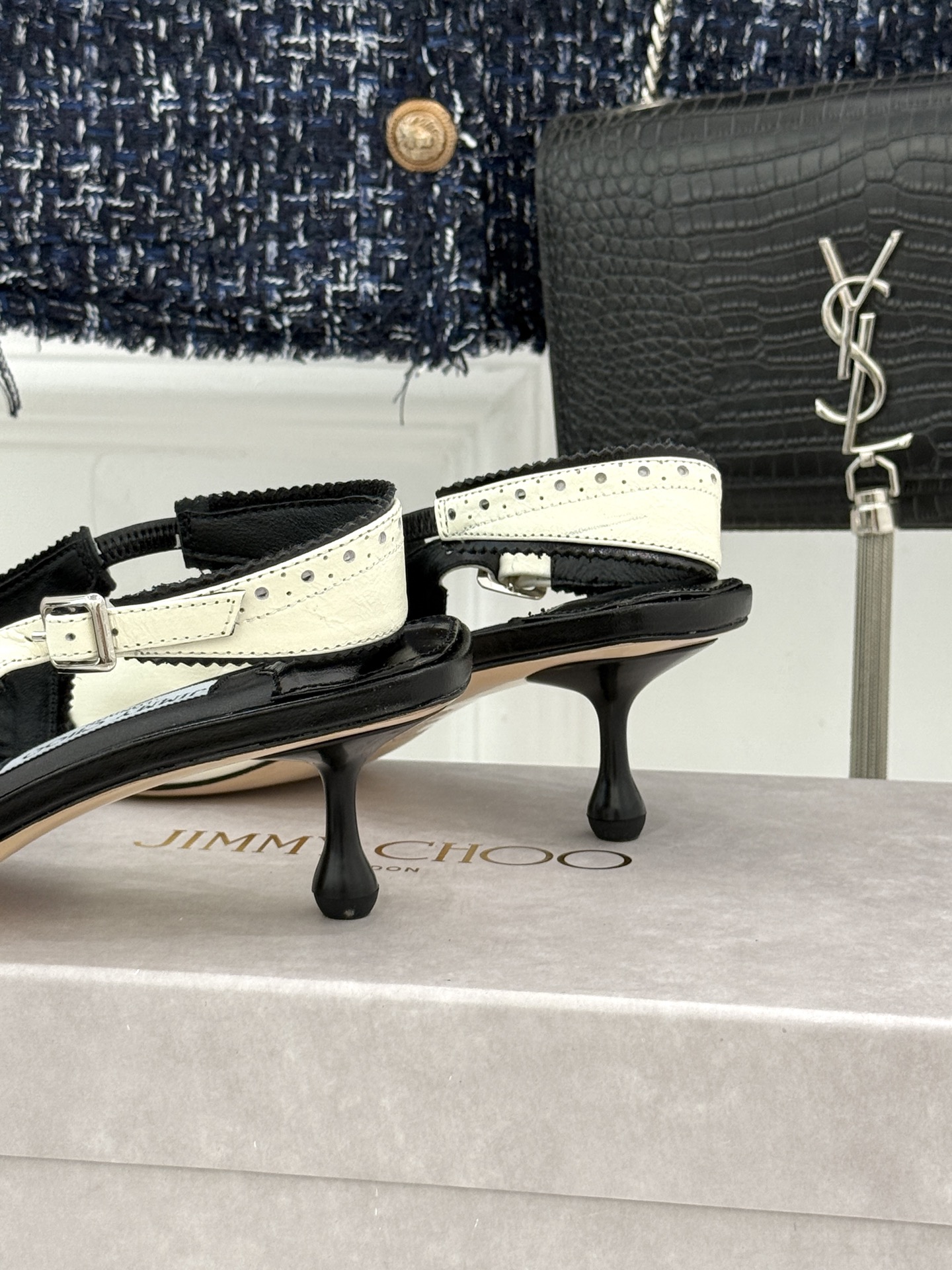 Jimmy Choo/吉米周26WF新品 雕花尖头猫跟凉鞋 雕花肌理揉进浪漫质感 尖头秒拉腿部线条 猫跟轻盈又好走 小羊 Jimmy Choo/吉米周26WF新品 雕花尖头猫跟凉鞋 雕花肌理揉进浪漫质感 尖头秒拉腿部线条 猫跟轻盈又好走 小羊
