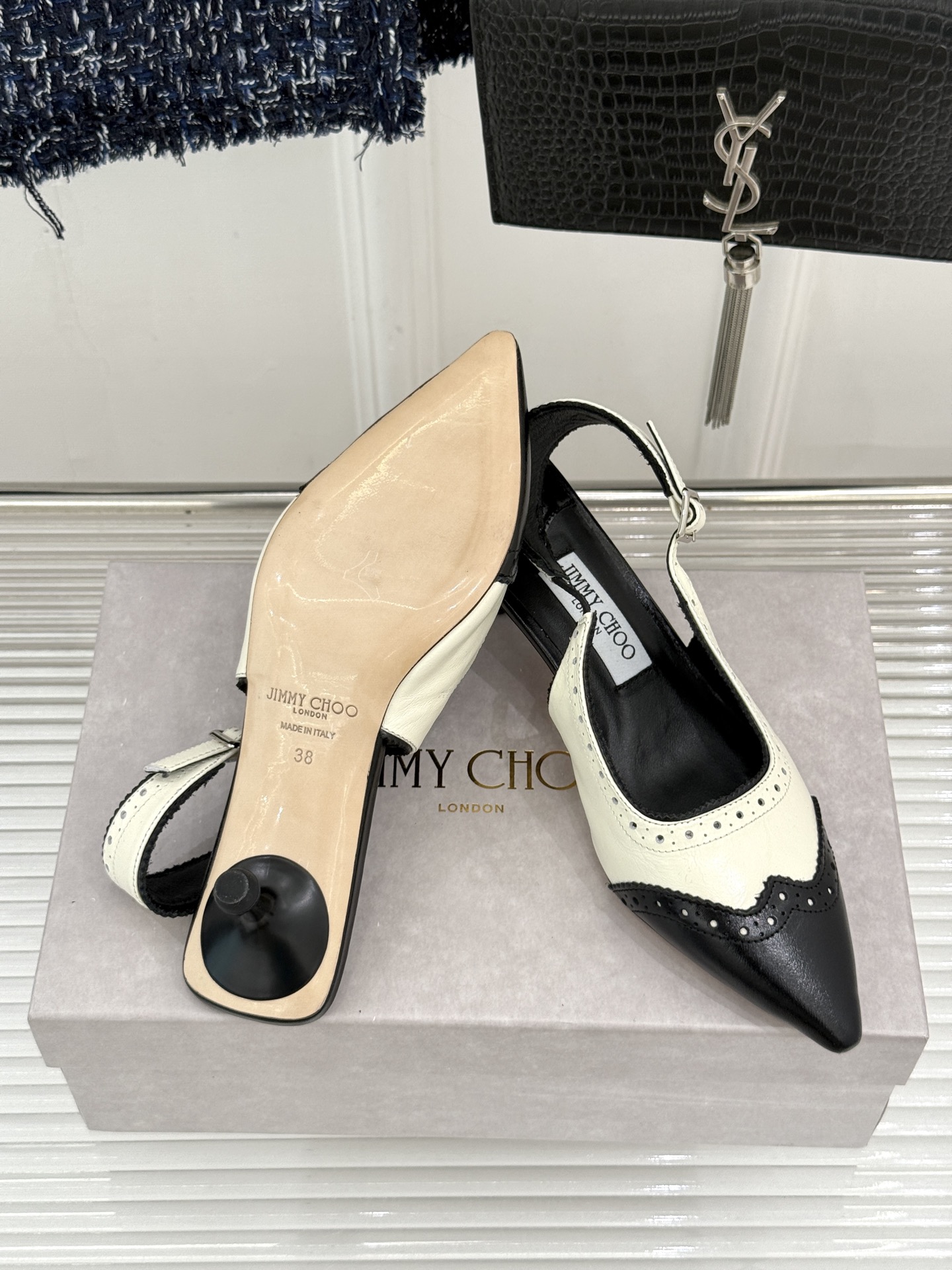 Jimmy Choo/吉米周26WF新品 雕花尖头猫跟凉鞋 雕花肌理揉进浪漫质感 尖头秒拉腿部线条 猫跟轻盈又好走 小羊 Jimmy Choo/吉米周26WF新品 雕花尖头猫跟凉鞋 雕花肌理揉进浪漫质感 尖头秒拉腿部线条 猫跟轻盈又好走 小羊