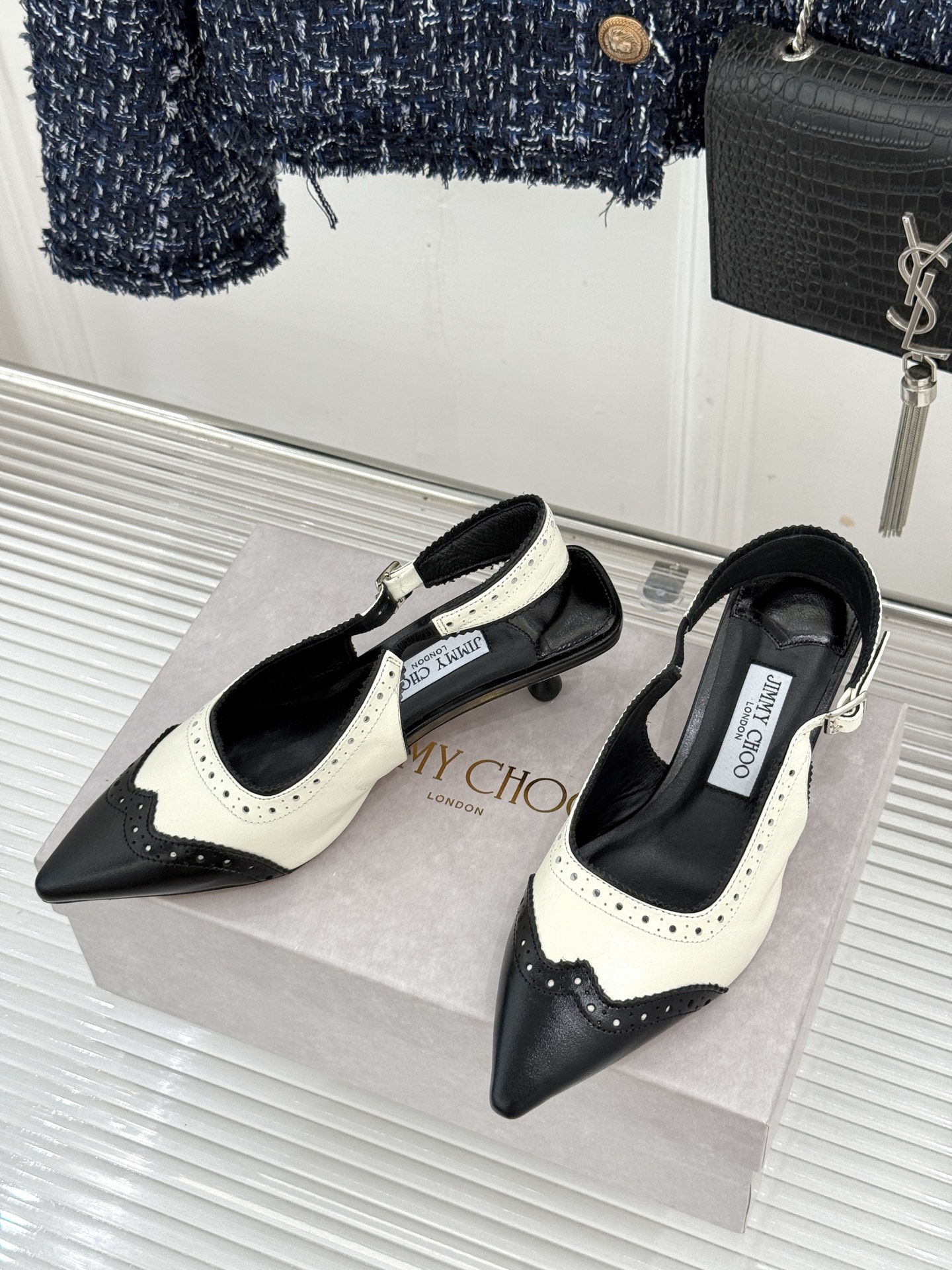 Jimmy Choo/吉米周26WF新品 雕花尖头猫跟凉鞋 雕花肌理揉进浪漫质感 尖头秒拉腿部线条 猫跟轻盈又好走 小羊 Jimmy Choo/吉米周26WF新品 雕花尖头猫跟凉鞋 雕花肌理揉进浪漫质感 尖头秒拉腿部线条 猫跟轻盈又好走 小羊