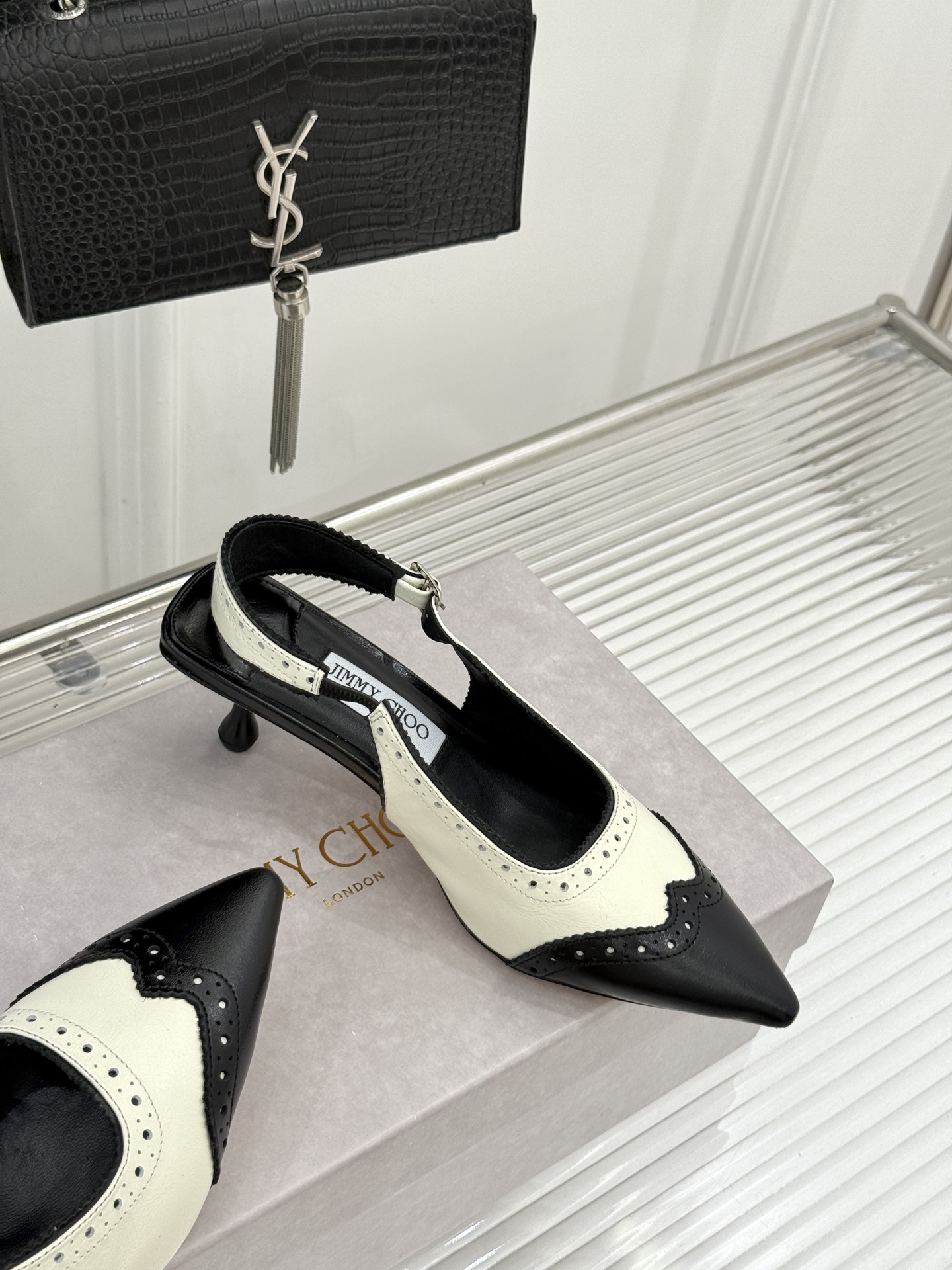 Jimmy Choo/吉米周26WF新品 雕花尖头猫跟凉鞋 雕花肌理揉进浪漫质感 尖头秒拉腿部线条 猫跟轻盈又好走 小羊 Jimmy Choo/吉米周26WF新品 雕花尖头猫跟凉鞋 雕花肌理揉进浪漫质感 尖头秒拉腿部线条 猫跟轻盈又好走 小羊