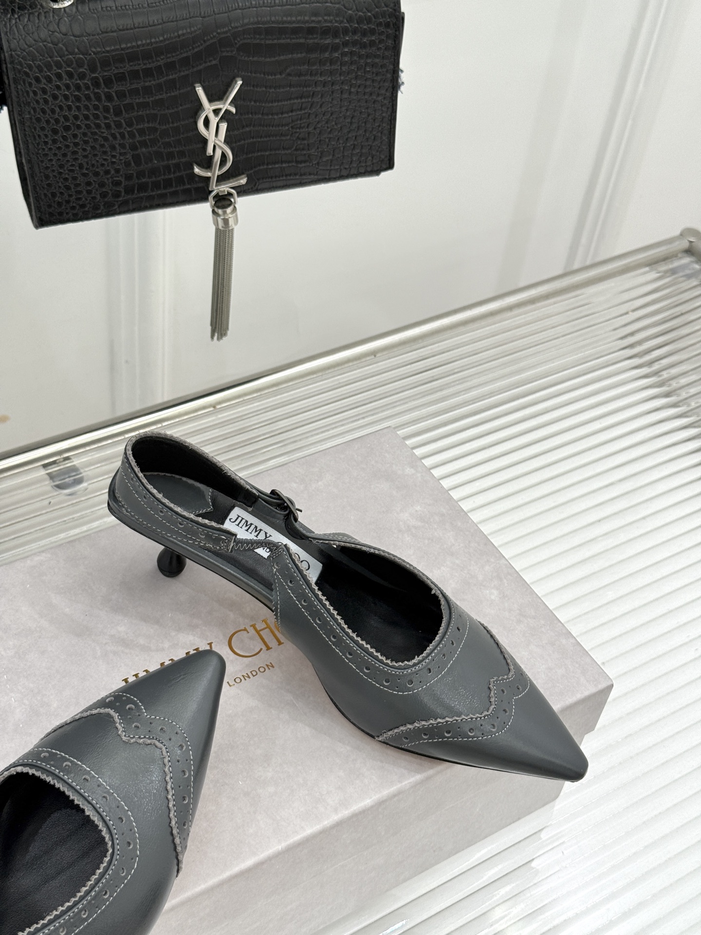 Jimmy Choo/吉米周26WF新品 雕花尖头猫跟凉鞋 雕花肌理揉进浪漫质感 尖头秒拉腿部线条 猫跟轻盈又好走 小羊 Jimmy Choo/吉米周26WF新品 雕花尖头猫跟凉鞋 雕花肌理揉进浪漫质感 尖头秒拉腿部线条 猫跟轻盈又好走 小羊