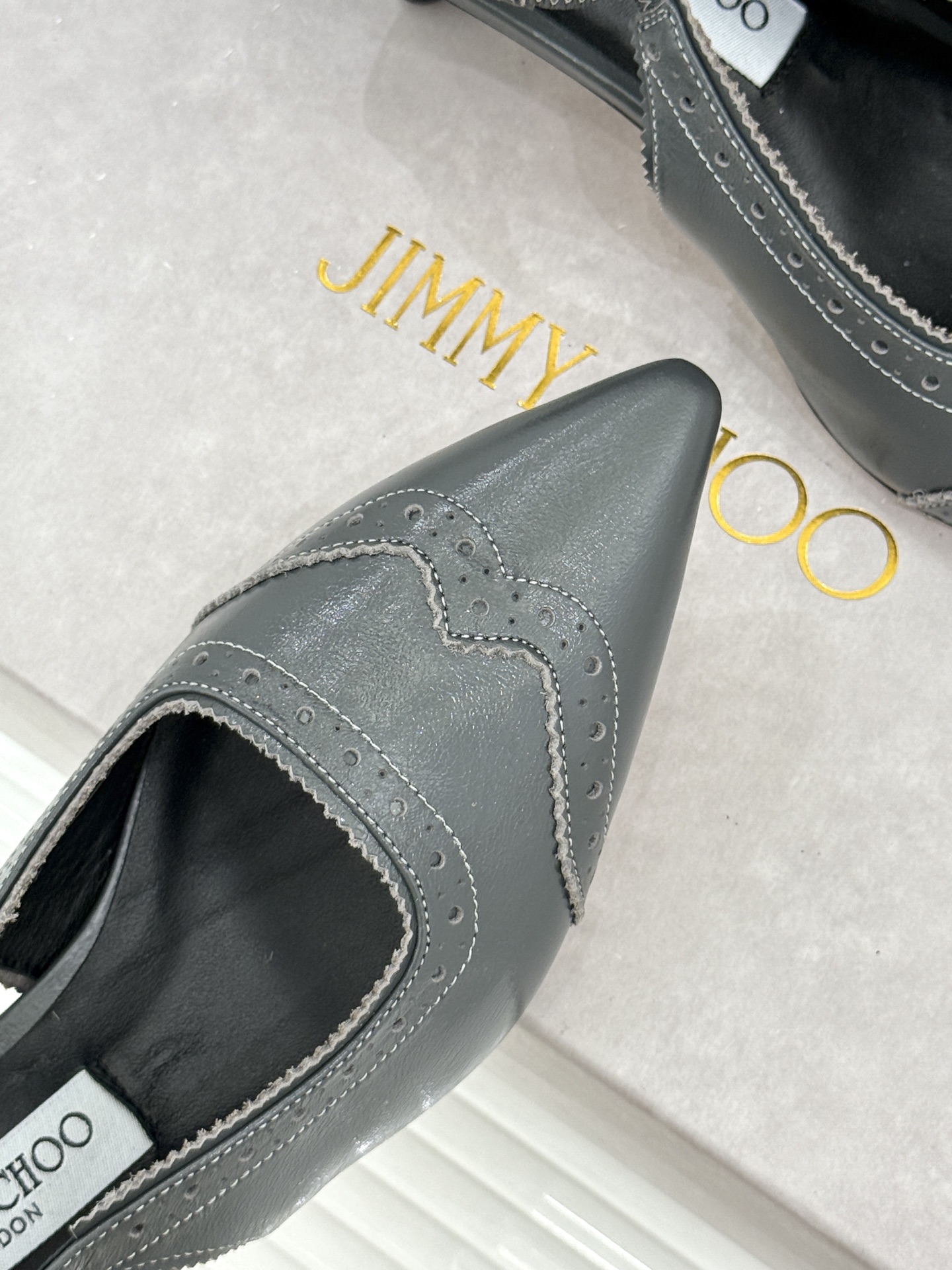 Jimmy Choo/吉米周26WF新品 雕花尖头猫跟凉鞋 雕花肌理揉进浪漫质感 尖头秒拉腿部线条 猫跟轻盈又好走 小羊 Jimmy Choo/吉米周26WF新品 雕花尖头猫跟凉鞋 雕花肌理揉进浪漫质感 尖头秒拉腿部线条 猫跟轻盈又好走 小羊