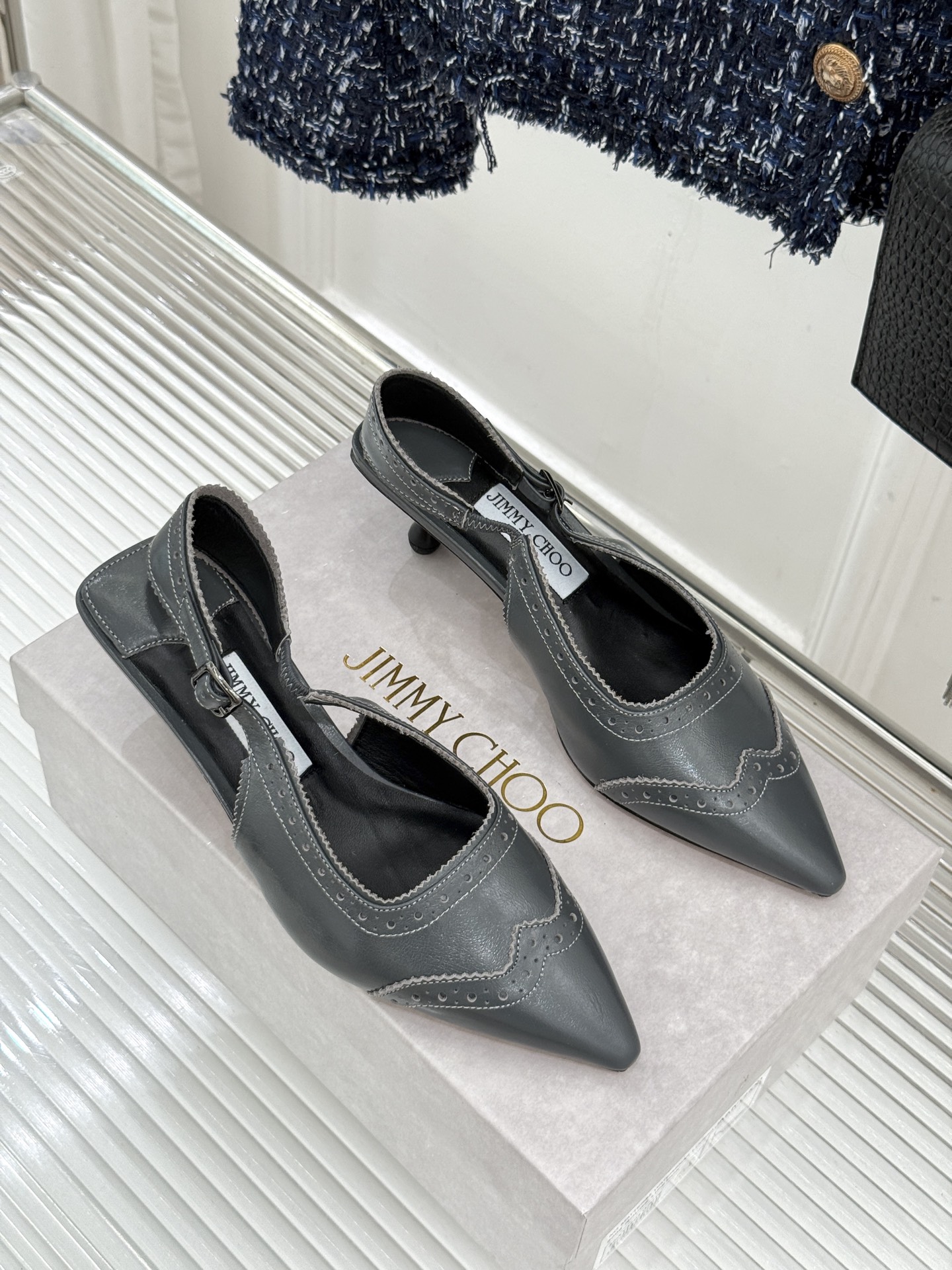 Jimmy Choo/吉米周26WF新品 雕花尖头猫跟凉鞋 雕花肌理揉进浪漫质感 尖头秒拉腿部线条 猫跟轻盈又好走 小羊 Jimmy Choo/吉米周26WF新品 雕花尖头猫跟凉鞋 雕花肌理揉进浪漫质感 尖头秒拉腿部线条 猫跟轻盈又好走 小羊