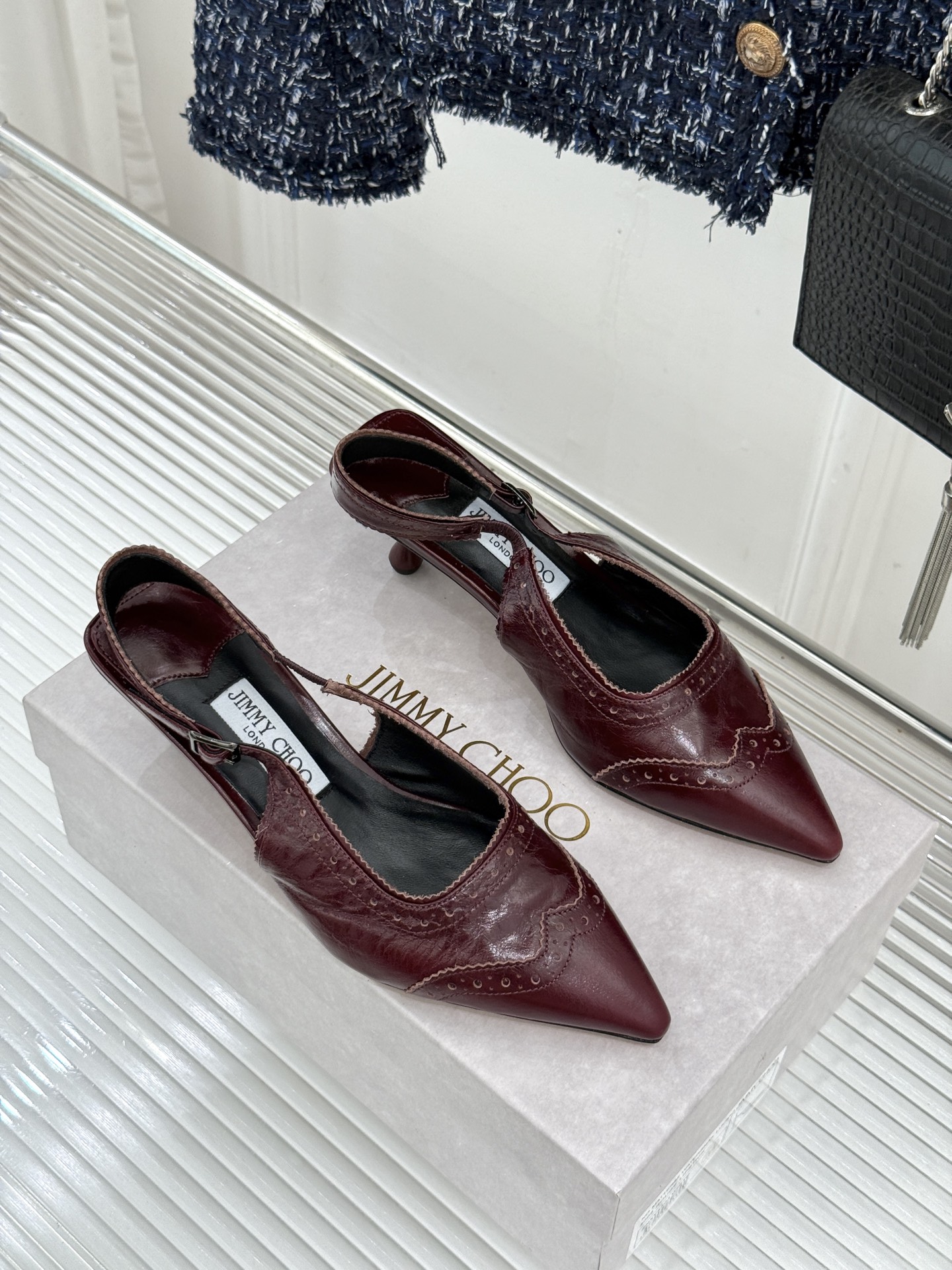 Jimmy Choo/吉米周26WF新品 雕花尖头猫跟凉鞋 雕花肌理揉进浪漫质感 尖头秒拉腿部线条 猫跟轻盈又好走 小羊 Jimmy Choo/吉米周26WF新品 雕花尖头猫跟凉鞋 雕花肌理揉进浪漫质感 尖头秒拉腿部线条 猫跟轻盈又好走 小羊