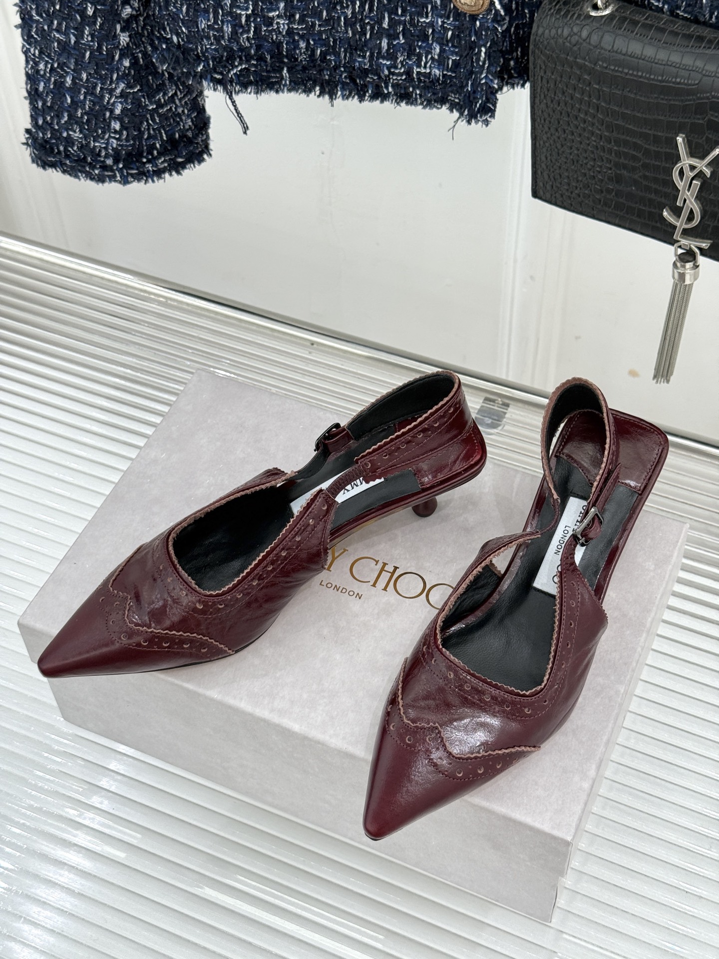 Jimmy Choo/吉米周26WF新品 雕花尖头猫跟凉鞋 雕花肌理揉进浪漫质感 尖头秒拉腿部线条 猫跟轻盈又好走 小羊 Jimmy Choo/吉米周26WF新品 雕花尖头猫跟凉鞋 雕花肌理揉进浪漫质感 尖头秒拉腿部线条 猫跟轻盈又好走 小羊